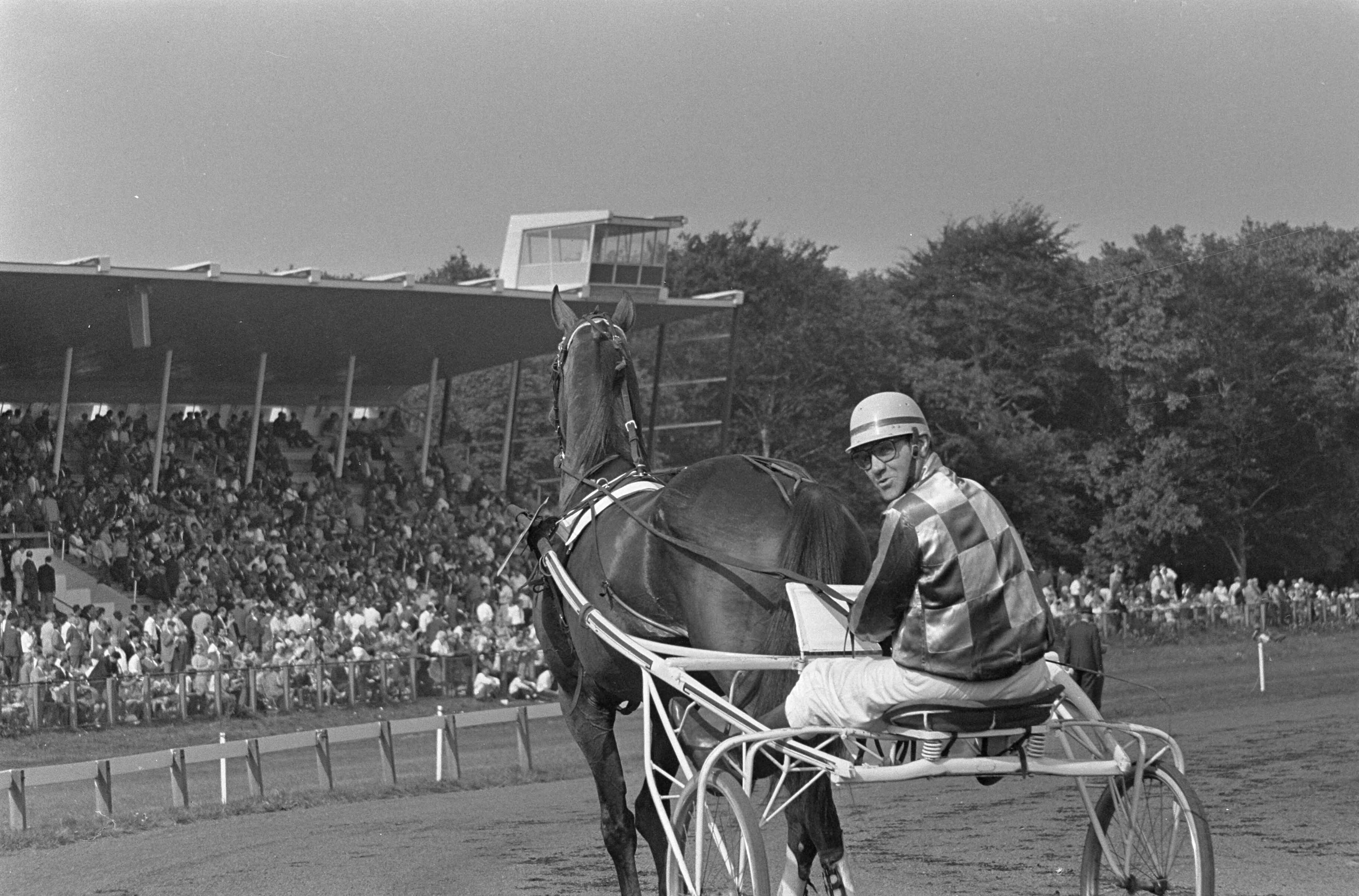 Fotocollectie Anefo — Draverij te Duindigt, Kampioenschap van Nederland, tijdens de wedstrijd — Foto: Nijs, Jac. de / Anefo. Licentie: Set B: Rechtenvrij / Publiek Domein. Bron: Nationaal Archief. http://hdl.handle.net/10648/aaf70154-d0b4-102d-bcf8-003048976d84