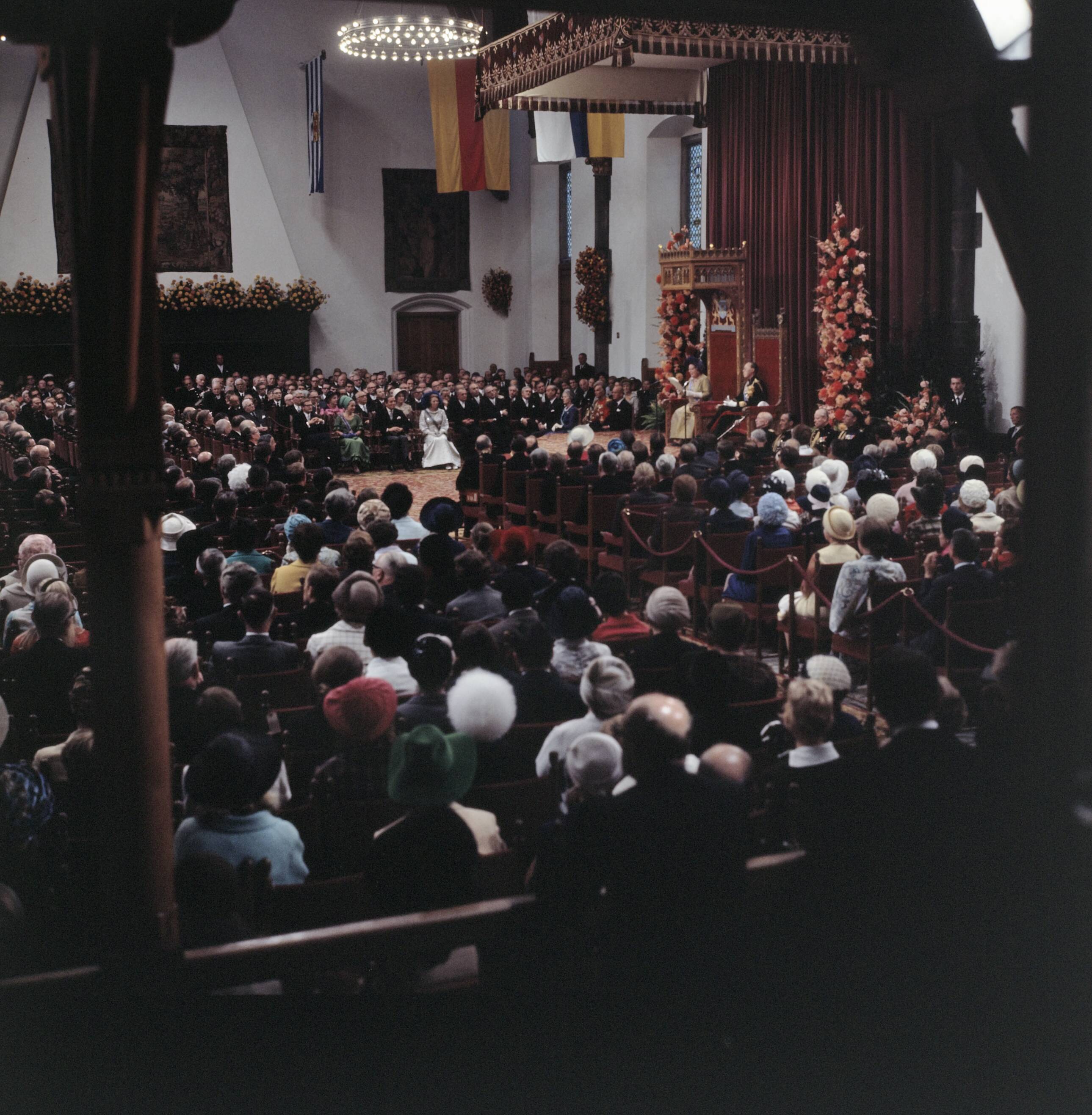 Fotocollectie Anefo — Prinsjesdag: overzicht Ridderzaal, Den Haag — Foto: Koch, Eric / Anefo. Licentie: Set B: Rechtenvrij / Publiek Domein. Bron: Nationaal Archief. http://hdl.handle.net/10648/ad90e984-d0b4-102d-bcf8-003048976d84