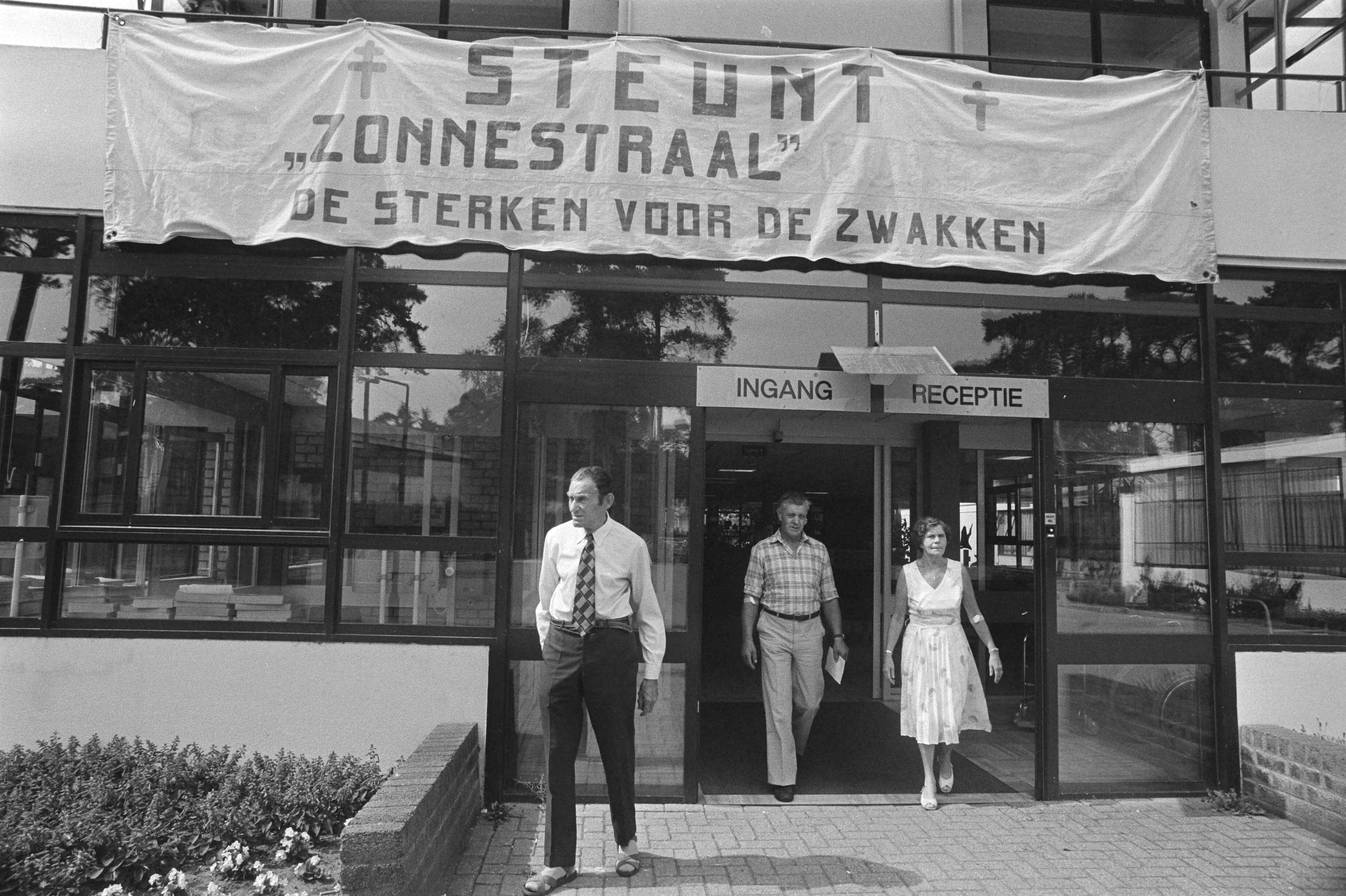 Fotocollectie Anefo — Ziekenhuis Zonnestraal in Hilversum na aangekondigde sluiting; spandoek boven in gang — Foto: Croes, Rob C. / Anefo. Licentie: Set B: Rechtenvrij / Publiek Domein. Bron: Nationaal Archief. http://hdl.handle.net/10648/ad1bfab6-d0b4-102d-bcf8-003048976d84