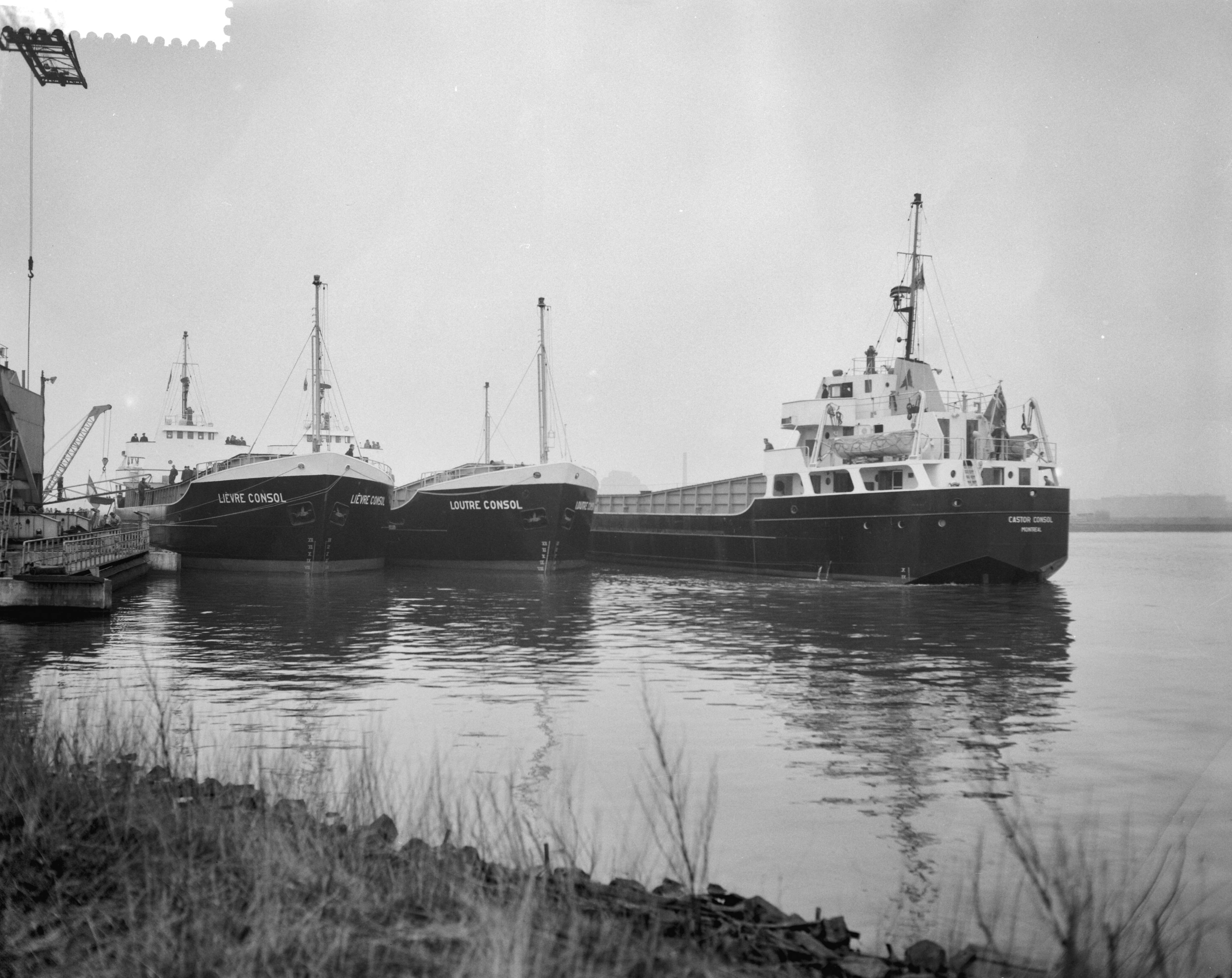 Fotocollectie Anefo — Overdracht schepen (Lièvre Consol, Loutre Consol en Castor Consol) bij de Zaanlandse Scheepsbouw Maatschappij — Foto: Bilsen, Joop van / Anefo. Licentie: Set B: Rechtenvrij / Publiek Domein. Bron: Nationaal Archief. http://hdl.handle.net/10648/a9ab7c26-d0b4-102d-bcf8-003048976d84