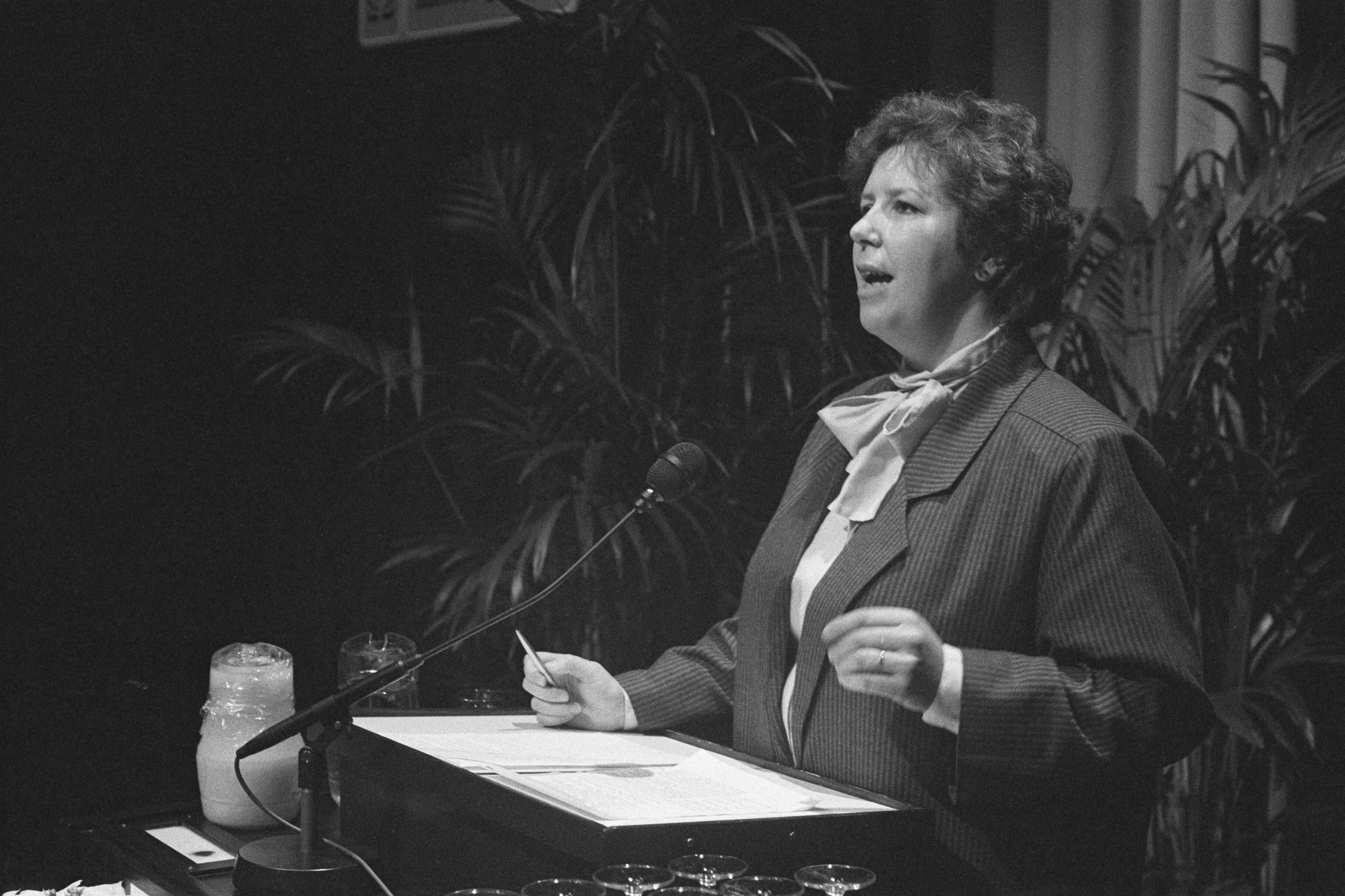 Fotocollectie Anefo — Utrecht, Congres Stichting Vrouwen Bouwen en Wonen "Buiten Gewoon Veilig"; Gertje Segond von Branchet (VROM) tijdens rede — Foto: Gerrits, Roland / Anefo. Licentie: Set B: Rechtenvrij / Publiek Domein. Bron: Nationaal Archief. http://hdl.handle.net/10648/ad5c1664-d0b4-102d-bcf8-003048976d84