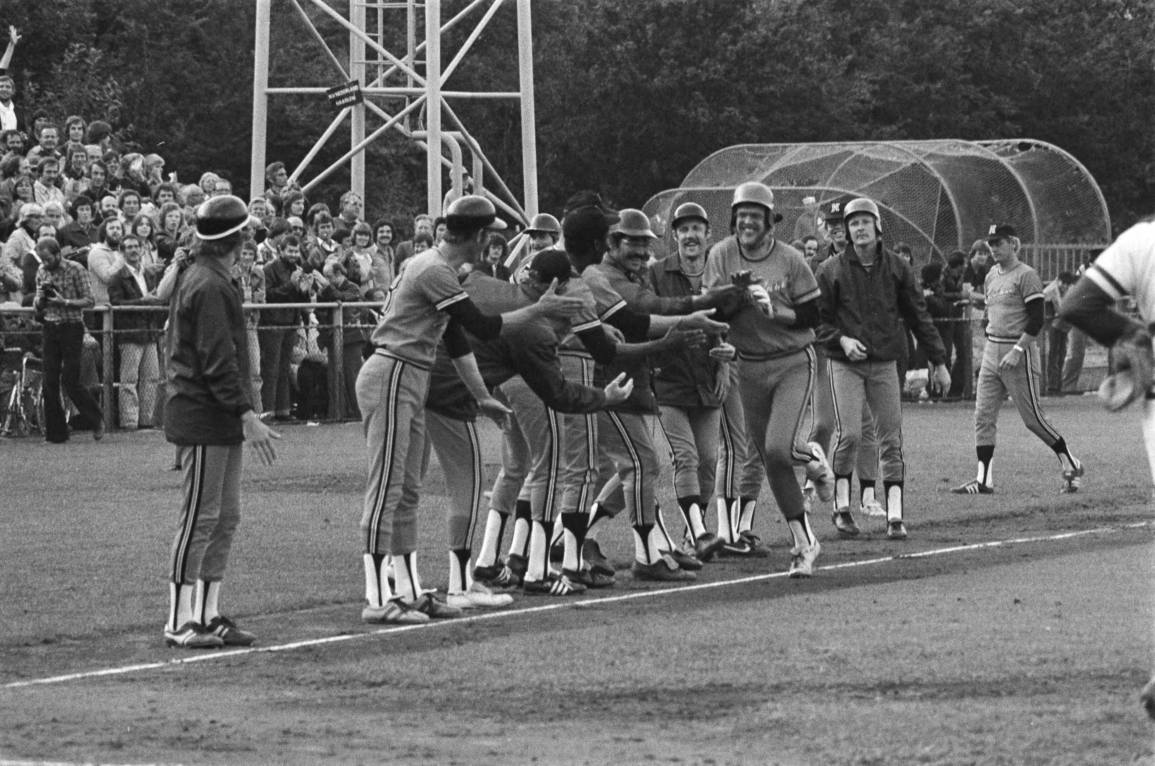 Fotocollectie Anefo — EK honkbal Haarlem, Nederland tegen Italie; Eygendaal wordt bejubeld na home-run — Foto: Suyk, Koen / Anefo. Licentie: Set B: Rechtenvrij / Publiek Domein. Bron: Nationaal Archief. http://hdl.handle.net/10648/aca02742-d0b4-102d-bcf8-003048976d84