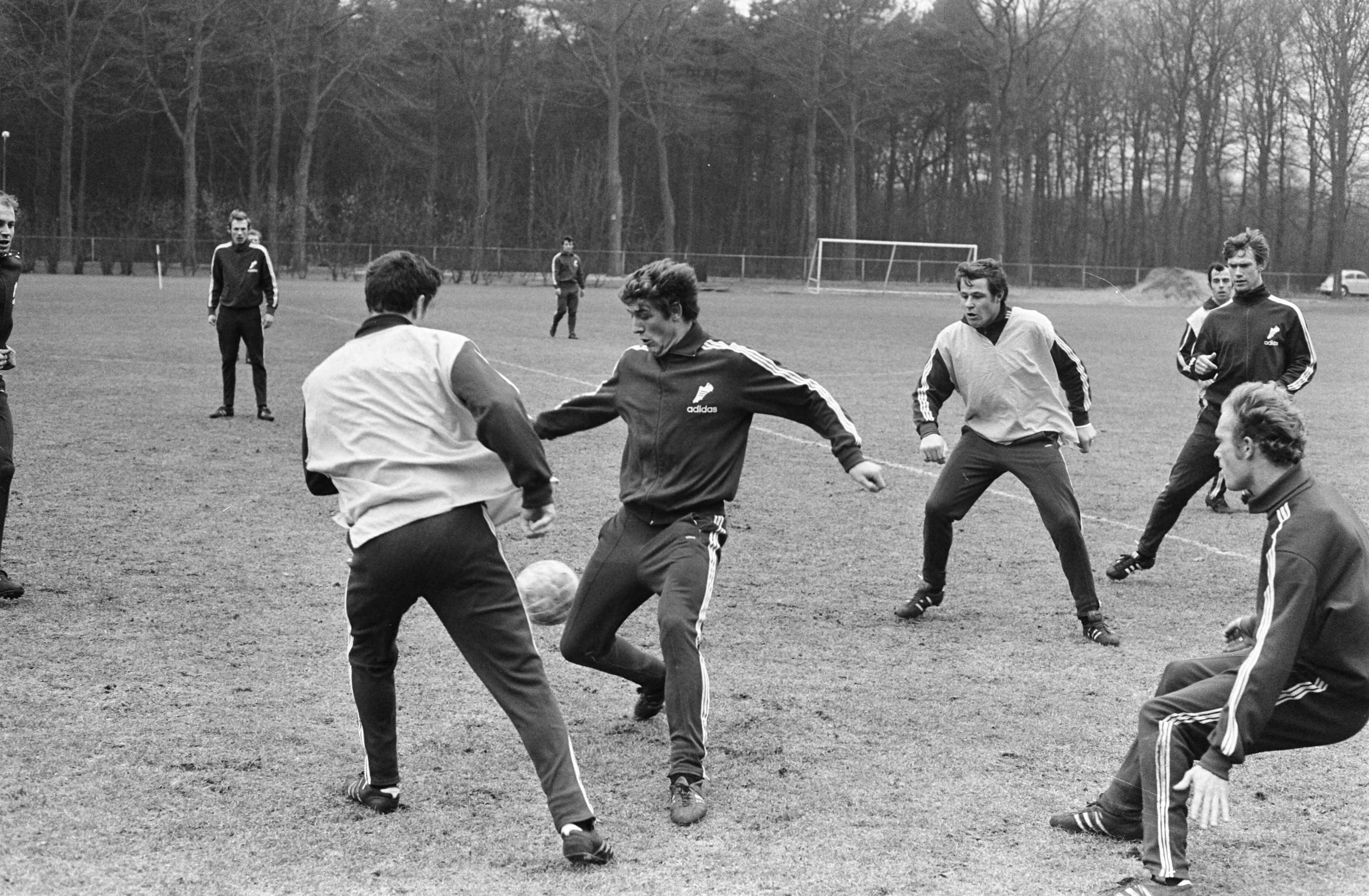 Fotocollectie Anefo — Elftal Feyenoord traint in KNVB-Sportcentrum Zeist voor wedstrijd tegen Vorwarts. Elftal traint — Foto: Evers, Joost / Anefo. Licentie: Set B: Rechtenvrij / Publiek Domein. Bron: Nationaal Archief. http://hdl.handle.net/10648/ab90f0c0-d0b4-102d-bcf8-003048976d84