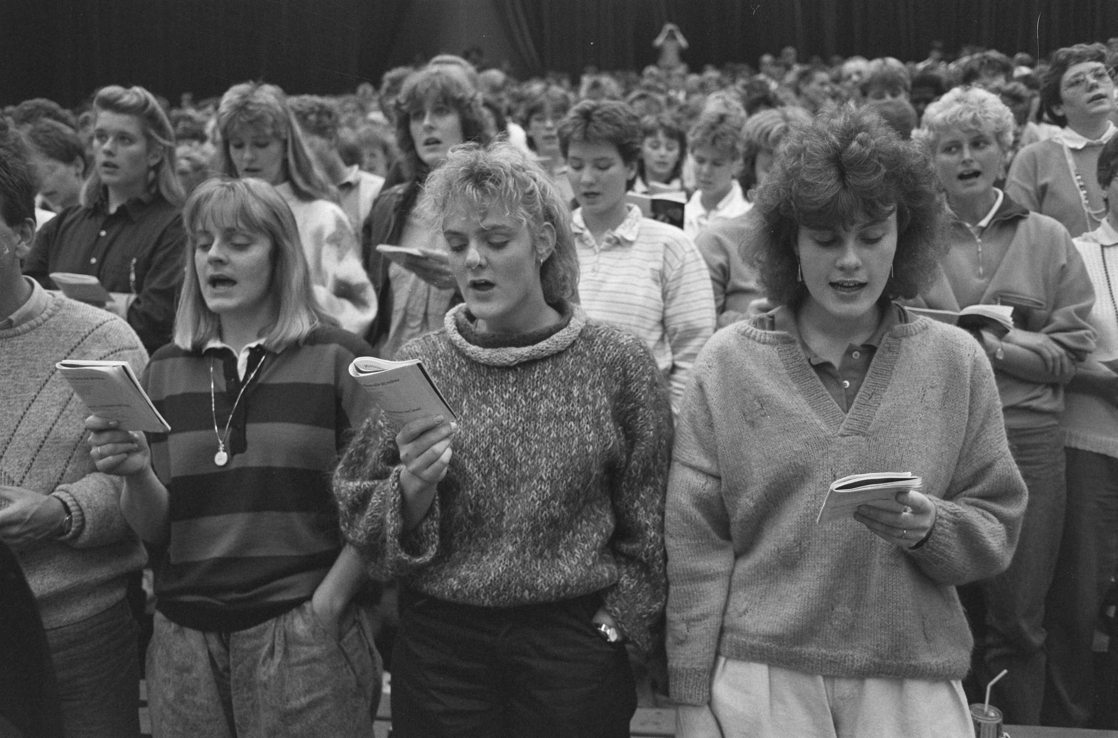 Fotocollectie Anefo — EO-jongerendag in Jaarbeurs in Utrecht; jongeren zingen psalmen — Foto: Molendijk, Bart / Anefo. Licentie: Set B: Rechtenvrij / Publiek Domein. Bron: Nationaal Archief. http://hdl.handle.net/10648/ad64f108-d0b4-102d-bcf8-003048976d84