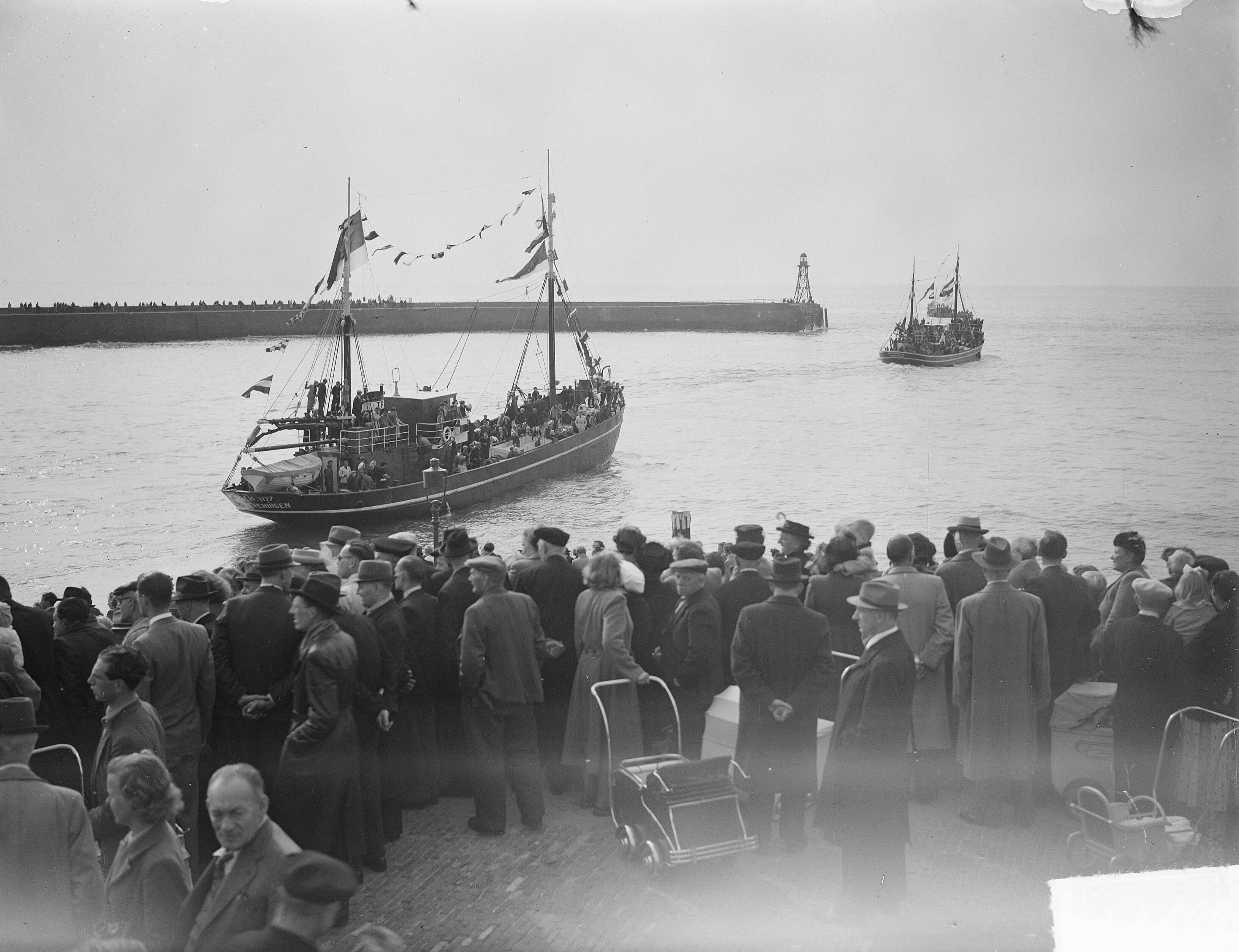 Fotocollectie Anefo — Vlaggetjesdag. Tocht met genodigden met Scheveningse vissersvloot — Foto: Winterbergen, Rolf / Anefo. Licentie: Set B: Rechtenvrij / Publiek Domein. Bron: Nationaal Archief. http://hdl.handle.net/10648/a8c7d14c-d0b4-102d-bcf8-003048976d84