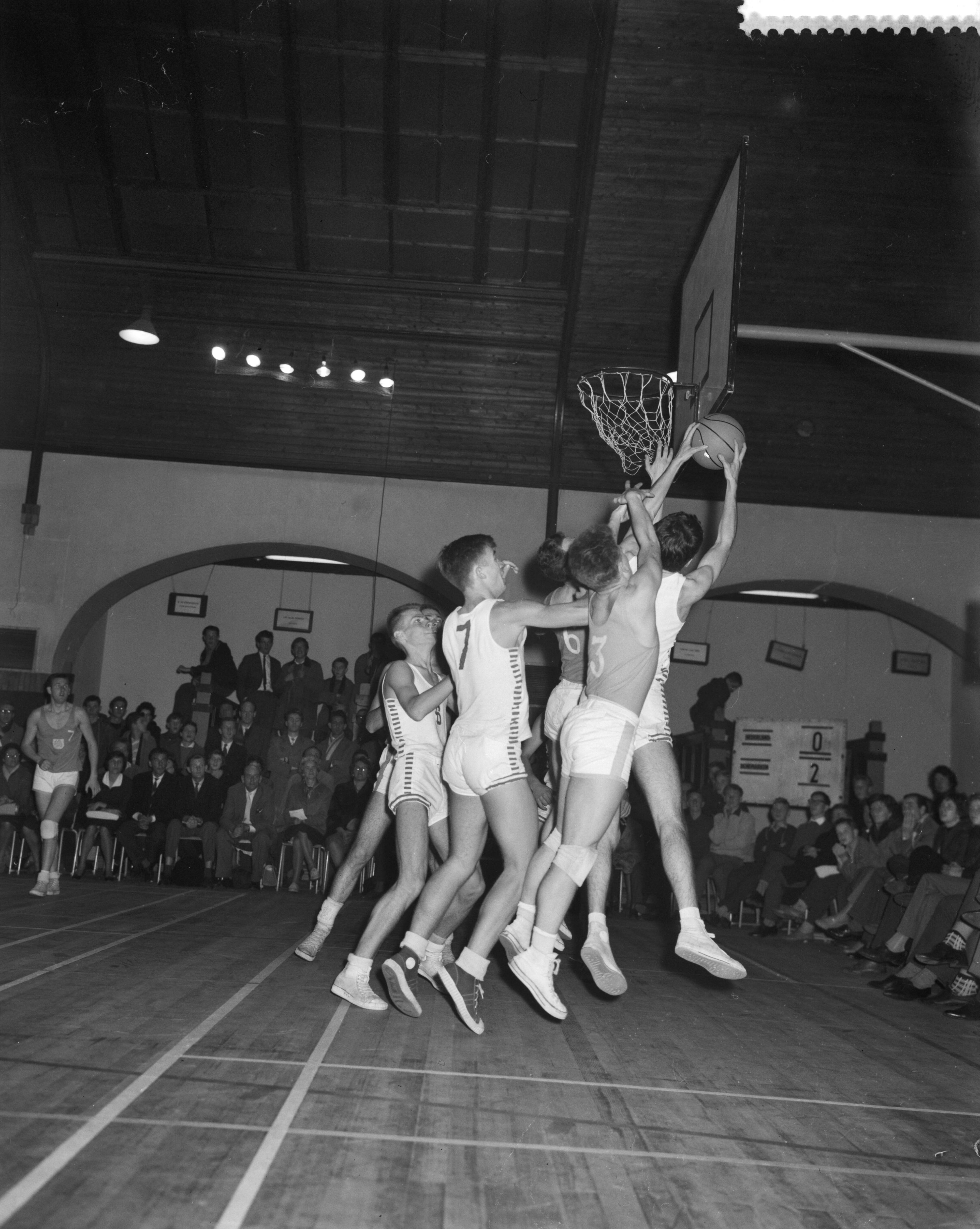 Fotocollectie Anefo — Basketbalwedstrijd Nederland tegen Denemarken in het Krelage Huis te Haarlem (70-54). Spelmoment onder de Deense basket — Foto: Rossem, Wim van / Anefo. Licentie: Set B: Rechtenvrij / Publiek Domein. Bron: Nationaal Archief. http://hdl.handle.net/10648/a9bd8254-d0b4-102d-bcf8-003048976d84
