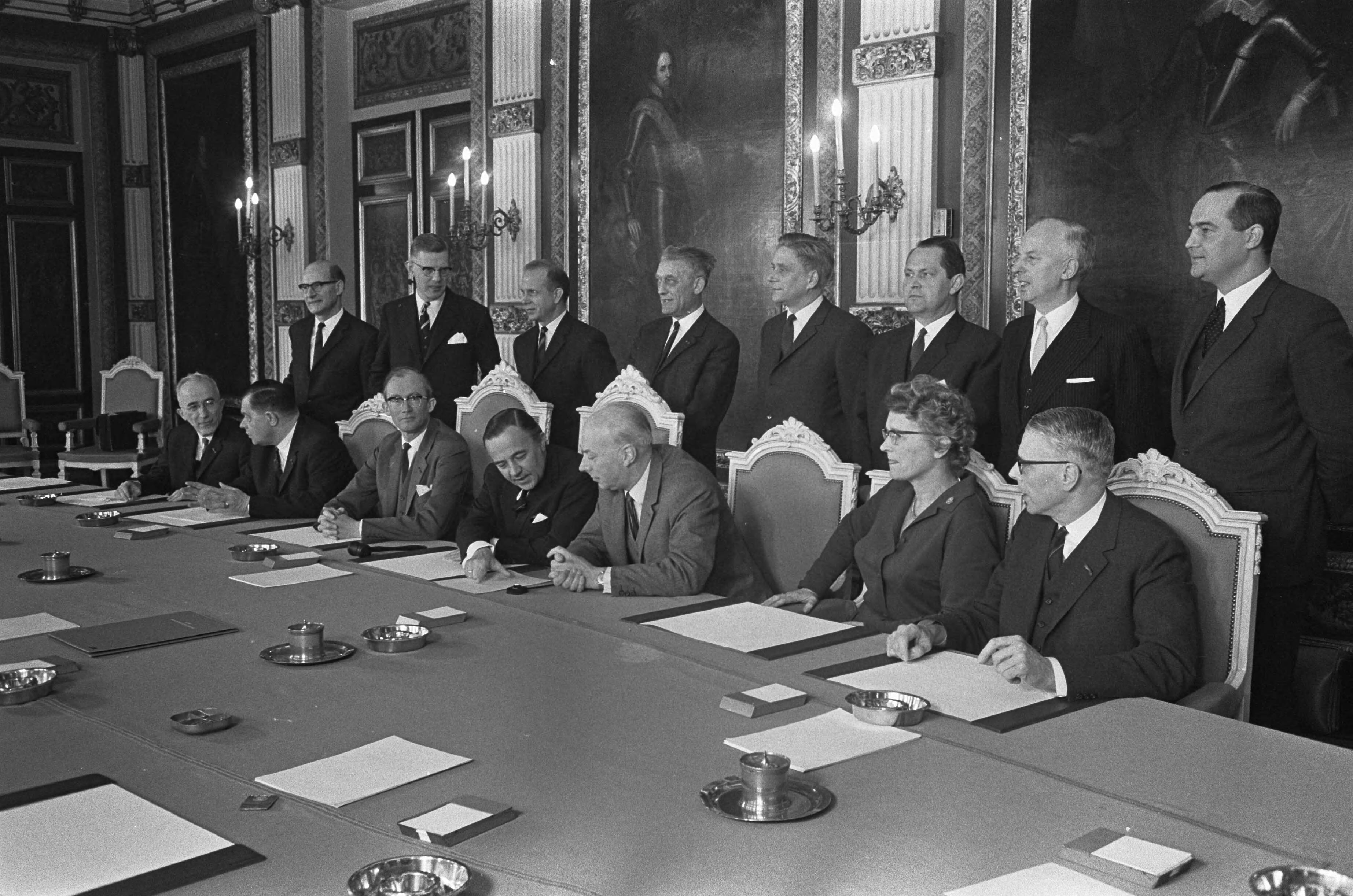 Fotocollectie Anefo — Ministerraad bijeen in de Treveszaal Den Haag, zittend v.l.n.r. Polak, Beernink, Witteveen, De Jong , Bakker, Klompé, De Block, staand: Schat, Udink, Haseth, Roolvink, Veringa — Foto: Koch, Eric / Anefo. Licentie: Set B: Rechtenvrij / Publiek Domein. Bron: Nationaal Archief. http://hdl.handle.net/10648/ab14e6ce-d0b4-102d-bcf8-003048976d84