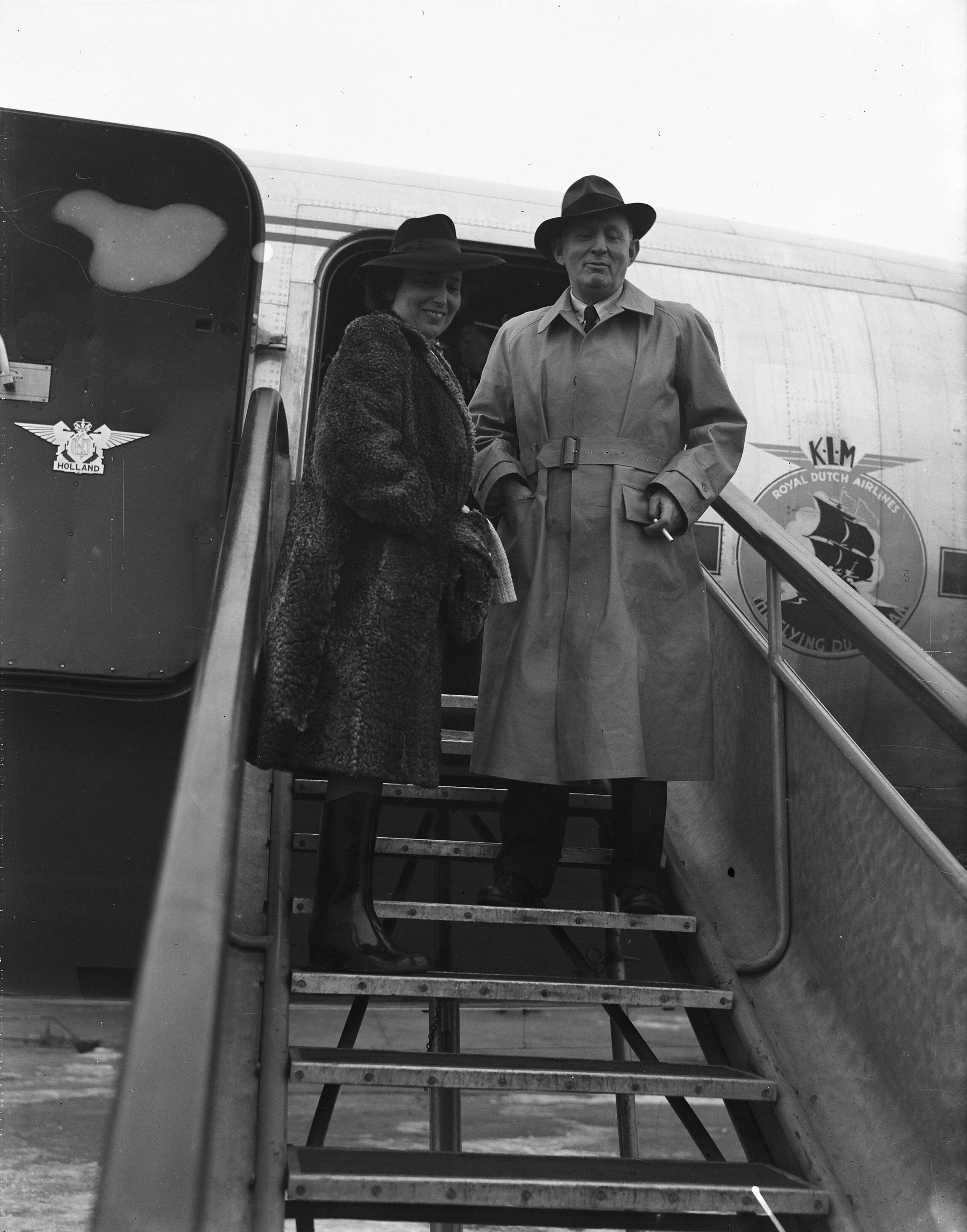 Fotocollectie Anefo — Van Leer en zijn vrouw op Schiphol [de zakenman B. van Leer vertrok met het aan hem door de KLM beschikbaar gestelde DC-4 vliegtuig "Twenthe" vanaf Schiphol voor een zakenreis naar drie werelddelen] — Foto: Noske, J.D. / Anefo. Licentie: Set B: Rechtenvrij / Publiek Domein. Bron: Nationaal Archief. http://hdl.handle.net/10648/a8a5e15e-d0b4-102d-bcf8-003048976d84