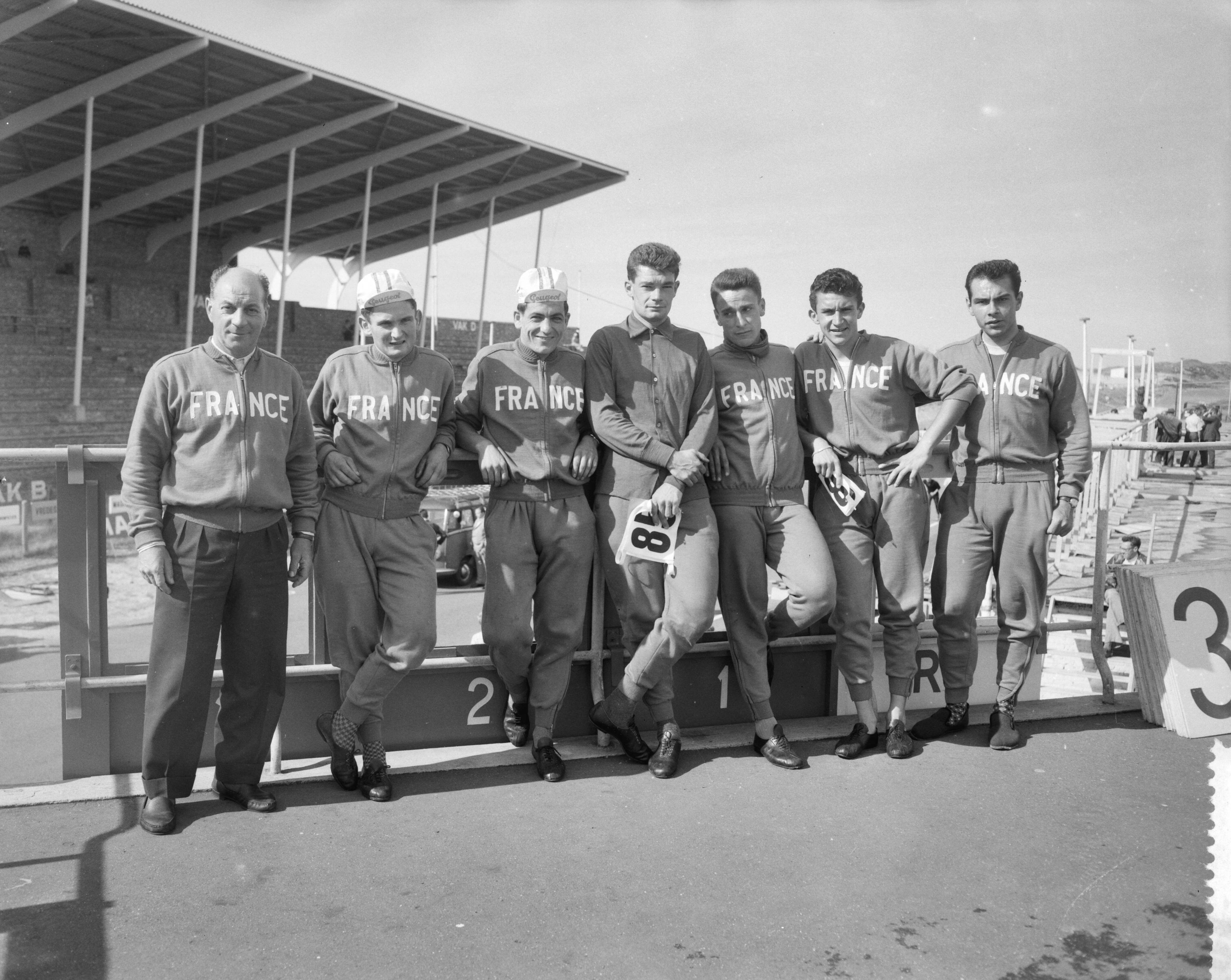 Fotocollectie Anefo — Voorbereidingen voor wereldkampioenschappen op de weg in Zandvoort. Amateurs. Franse ploeg — Foto: Bilsen, Joop van / Anefo. Licentie: Set B: Rechtenvrij / Publiek Domein. Bron: Nationaal Archief. http://hdl.handle.net/10648/a99b137c-d0b4-102d-bcf8-003048976d84