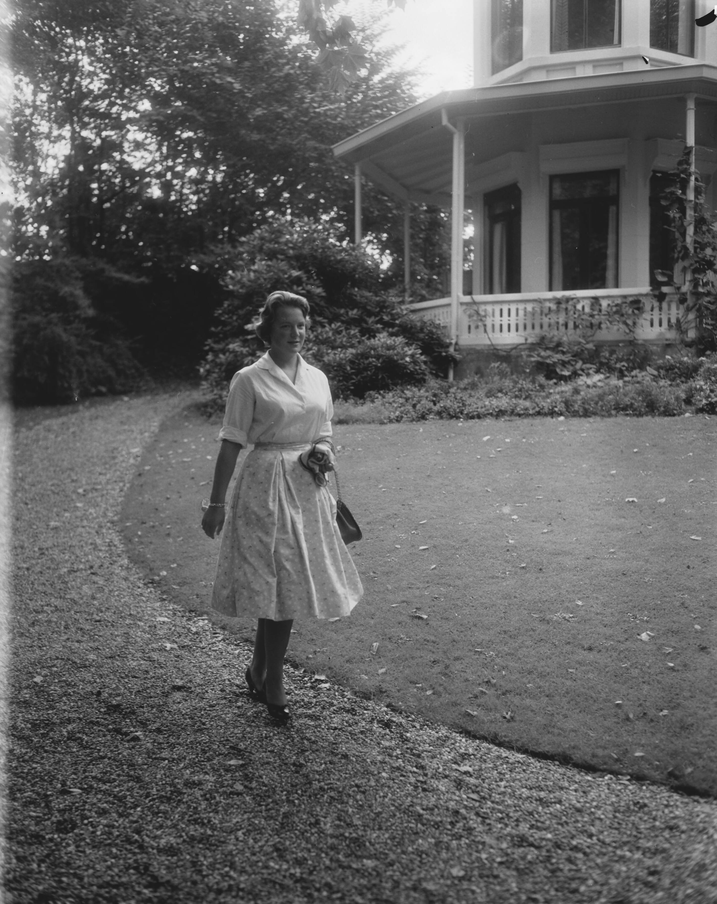 Fotocollectie Anefo — Prinses Irene in Utrecht als studente, zij woont in Villa Lievendaal — Foto: Pot, Harry / Anefo. Licentie: Set B: Rechtenvrij / Publiek Domein. Bron: Nationaal Archief. http://hdl.handle.net/10648/a9841db6-d0b4-102d-bcf8-003048976d84