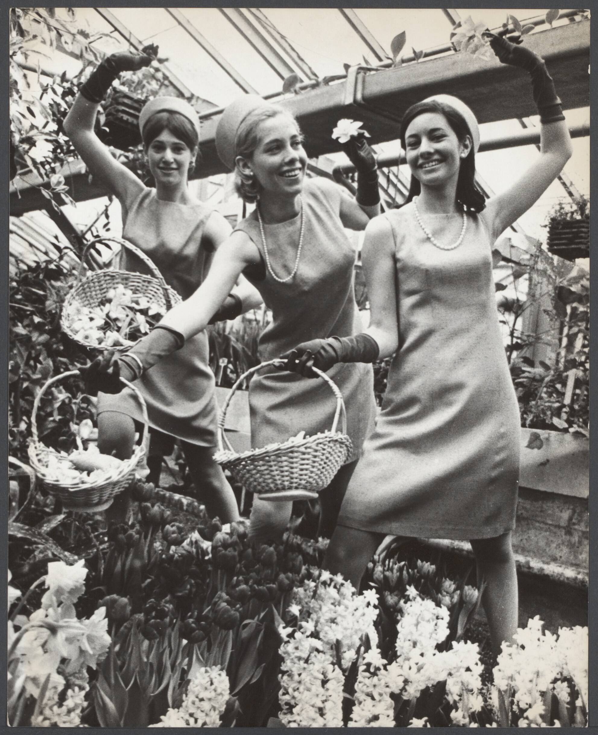 Bloemenmeisjes III — Bij het begin van de lente poseerde de Haarlemse bloemenmeisjes Lucie, Saskia en Charlotte in de stadskwekerij van Haarlem — Foto: Kroon, Ron / Anefo. Licentie: Set B: Rechtenvrij / Publiek Domein. Bron: Nationaal Archief. http://hdl.handle.net/10648/a65d5eab-f5c0-be5d-11f3-448516e8297e