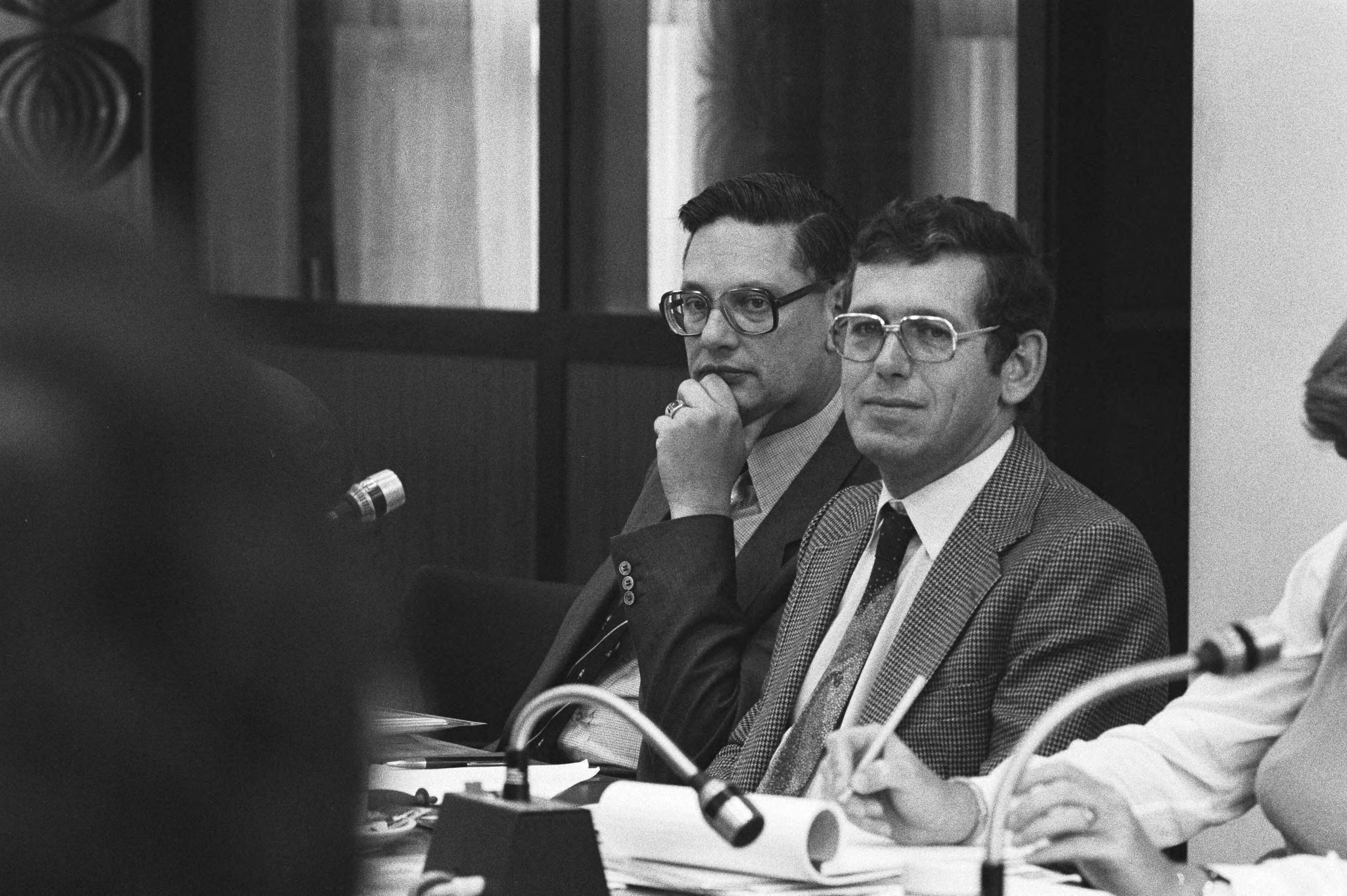 Fotocollectie Anefo — Vaste Kamercommissie vergaderde in Den Haag voor kernenergie, Minister Van Aardenne met rechts naast zich — Foto: Dijk, Hans van / Anefo. Licentie: Set B: Rechtenvrij / Publiek Domein. Bron: Nationaal Archief. http://hdl.handle.net/10648/aceaf344-d0b4-102d-bcf8-003048976d84