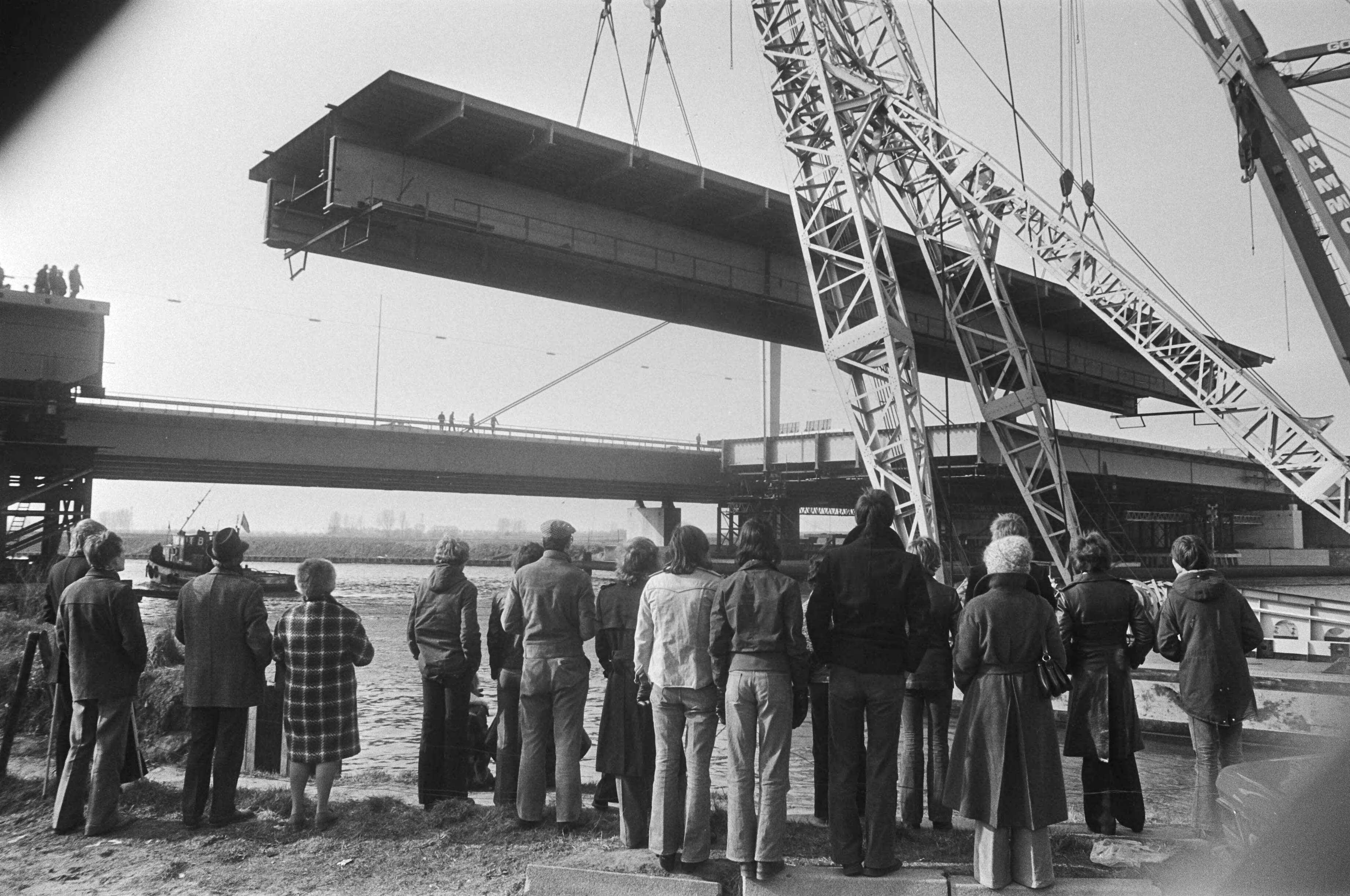 Fotocollectie Anefo — Laatse delen Galecopperbrug (Utrecht) op hun plaats gebracht door drijvende bokken — Foto: Peters, Hans / Anefo. Licentie: Set B: Rechtenvrij / Publiek Domein. Bron: Nationaal Archief. http://hdl.handle.net/10648/ac7e9a6e-d0b4-102d-bcf8-003048976d84