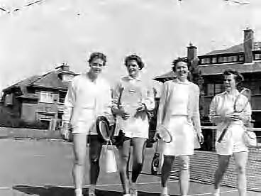 Fotocollectie Anefo — Nederlandse tenniskampioenschappen op de METS-banen te Scheveningen. V.l.n.r.: mevr. Ferrier , mevr. Soet-Ten Bosch , mevr. De Jager en mej. Rouwenhorst (Nederlands kampioen) — Foto: Bilsen, Joop van / Anefo. Licentie: Set B: Rechtenvrij / Publiek Domein. Bron: Nationaal Archief. http://hdl.handle.net/10648/a9675046-d0b4-102d-bcf8-003048976d84