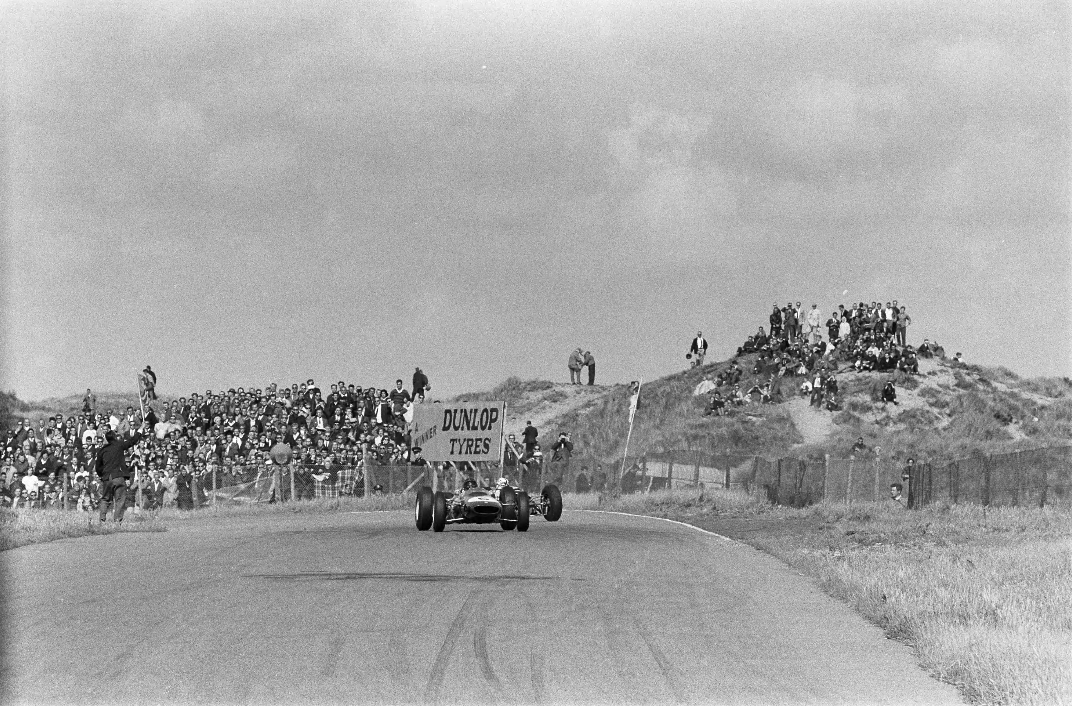Fotocollectie Anefo — Grand Prix te Zandvoort. Nummer 27 Jim Clark in Lotus — Foto: Pot, Harry / Anefo. Licentie: Set B: Rechtenvrij / Publiek Domein. Bron: Nationaal Archief. http://hdl.handle.net/10648/aa3bf044-d0b4-102d-bcf8-003048976d84