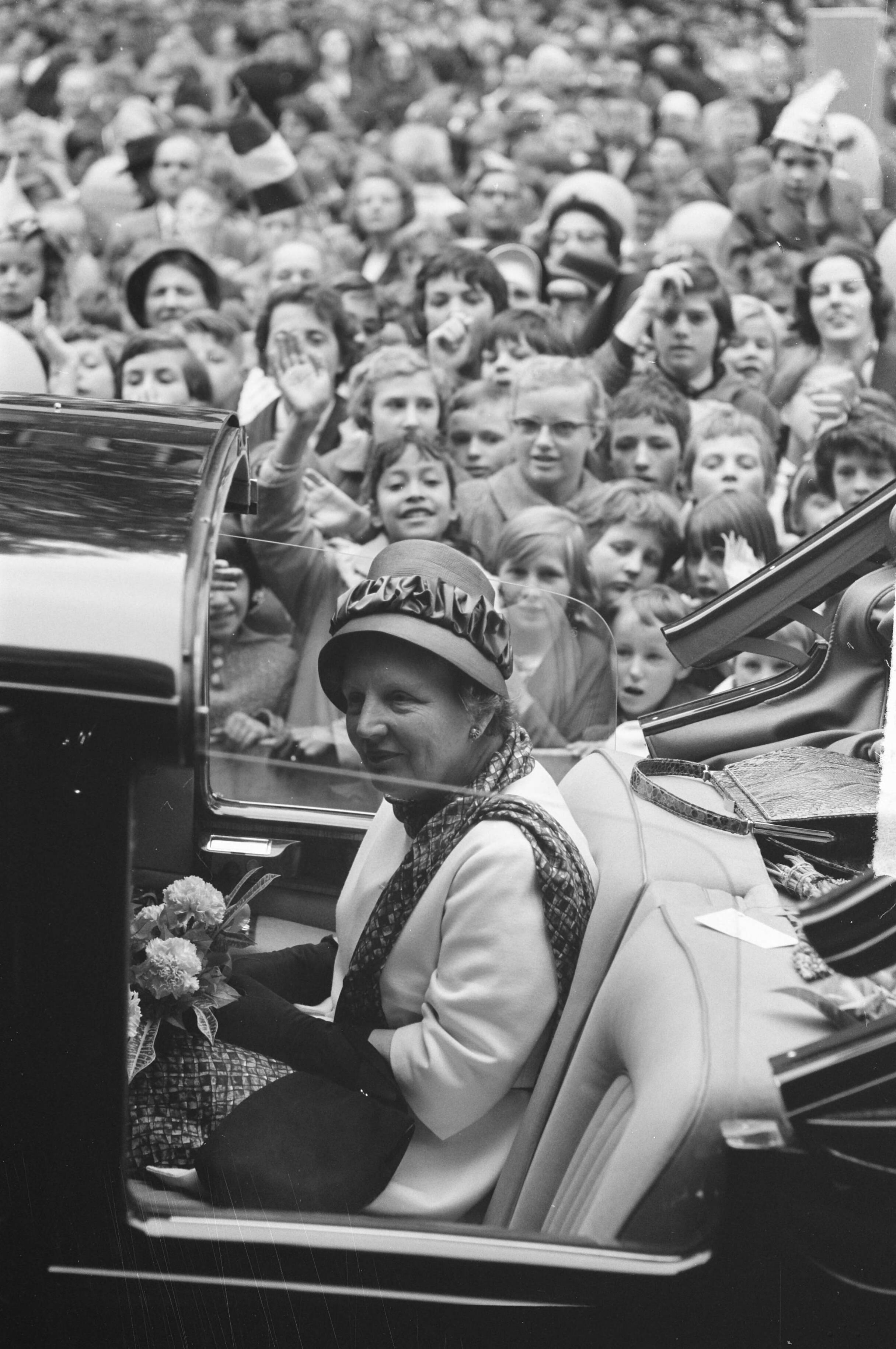 Bezoek koningin Juliana aan Zeist en omgeving — Bezoek koningin Juliana aan Zeist en omgeving. Tour per auto — Foto: Pot, Harry / Anefo. Licentie: Set B: Rechtenvrij / Publiek Domein. Bron: Nationaal Archief. http://hdl.handle.net/10648/a9d73848-d0b4-102d-bcf8-003048976d84