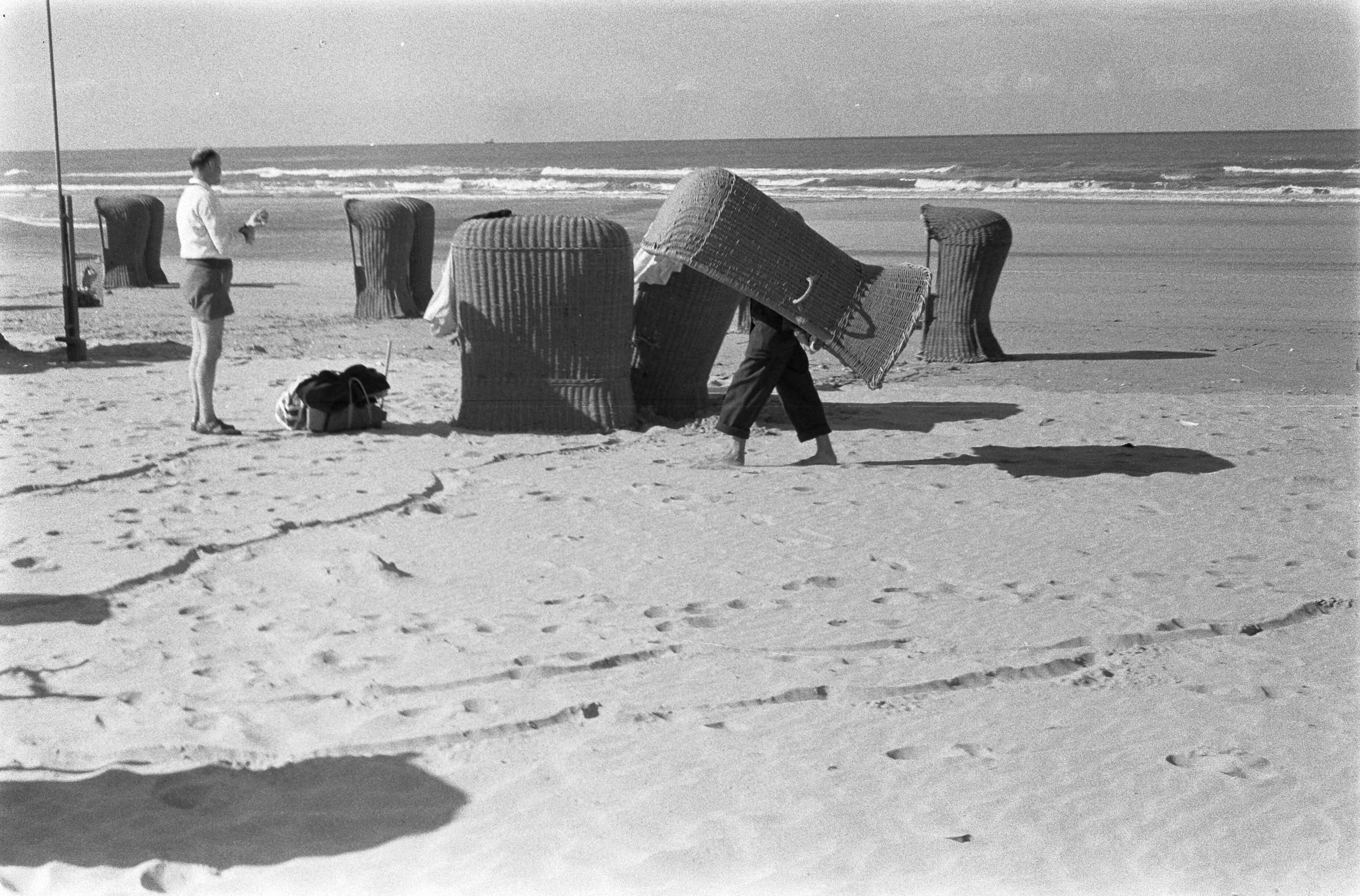 Fotocollectie Anefo — Strandleven in Zandvoort loopt ten einde — Foto: Gelderen, Hugo van / Anefo. Licentie: Set B: Rechtenvrij / Publiek Domein. Bron: Nationaal Archief. http://hdl.handle.net/10648/a9ba66f0-d0b4-102d-bcf8-003048976d84