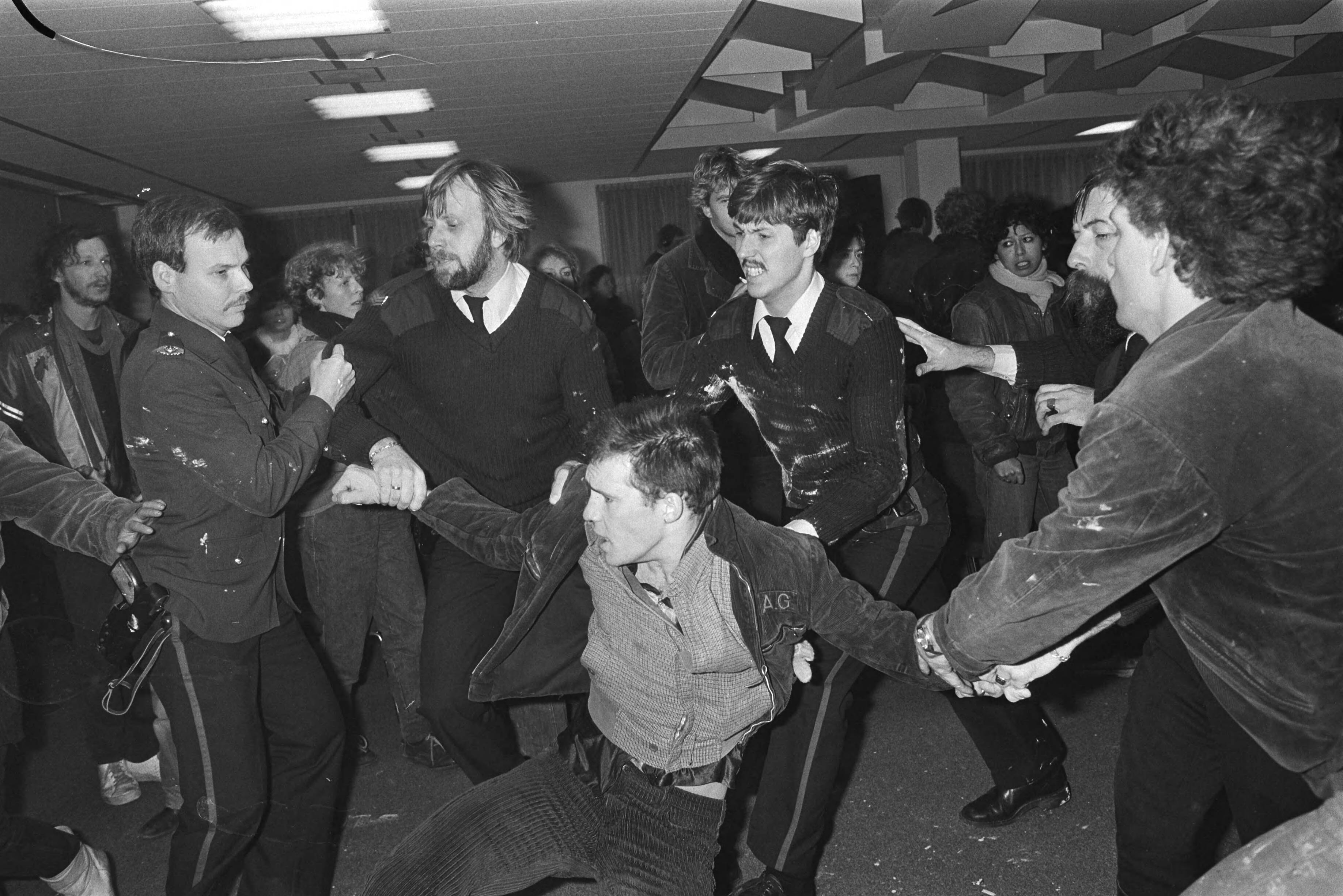 Fotocollectie Anefo — Almere, installatie 2 CP-raadsleden Vreeswijk en Fresco; politie probeert demonstranten te verwijderen — Foto: Croes, Rob C. / Anefo. Licentie: Set B: Rechtenvrij / Publiek Domein. Bron: Nationaal Archief. http://hdl.handle.net/10648/ad33443c-d0b4-102d-bcf8-003048976d84