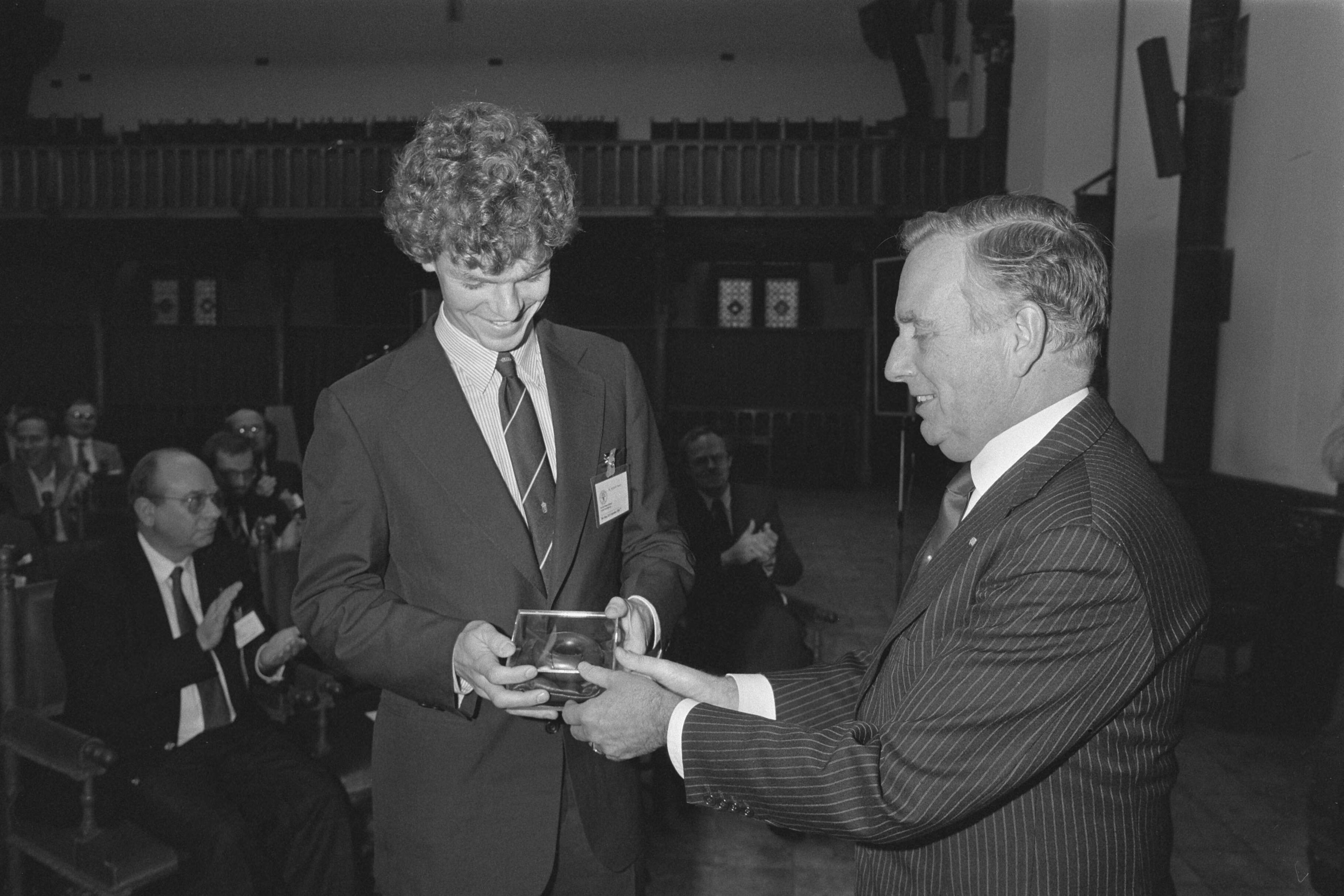 Fotocollectie Anefo — Den Haag , minister Korthals Altes reikt auteursrechtprijs uit aan zoon Paul Nijhoff Asser — Foto: Croes, Rob C. / Anefo. Licentie: Set B: Rechtenvrij / Publiek Domein. Bron: Nationaal Archief. http://hdl.handle.net/10648/ad59d11a-d0b4-102d-bcf8-003048976d84