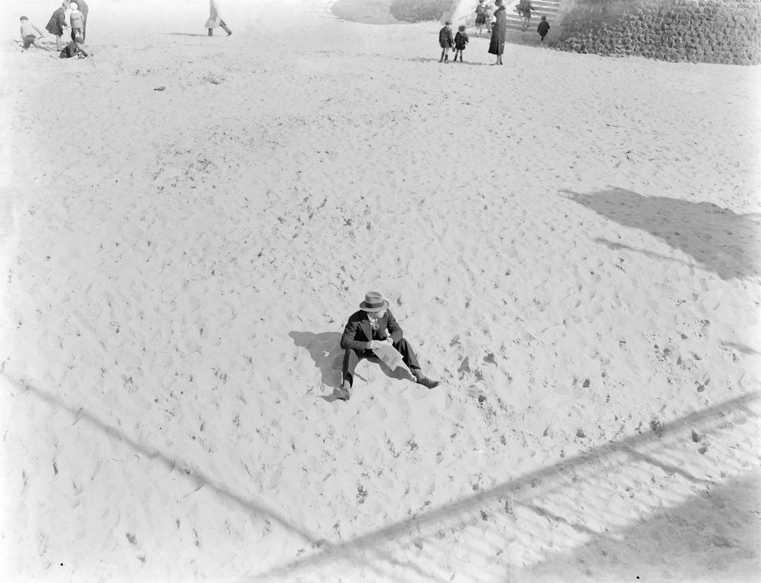 Scheveningen. — Een heer in het zand van het verlaten strand van Scheveningen — Foto: Poll, Willem van de. Licentie: Set B: Rechtenvrij / Publiek Domein. Bron: Nationaal Archief. http://hdl.handle.net/10648/aeaa21e6-d0b4-102d-bcf8-003048976d84