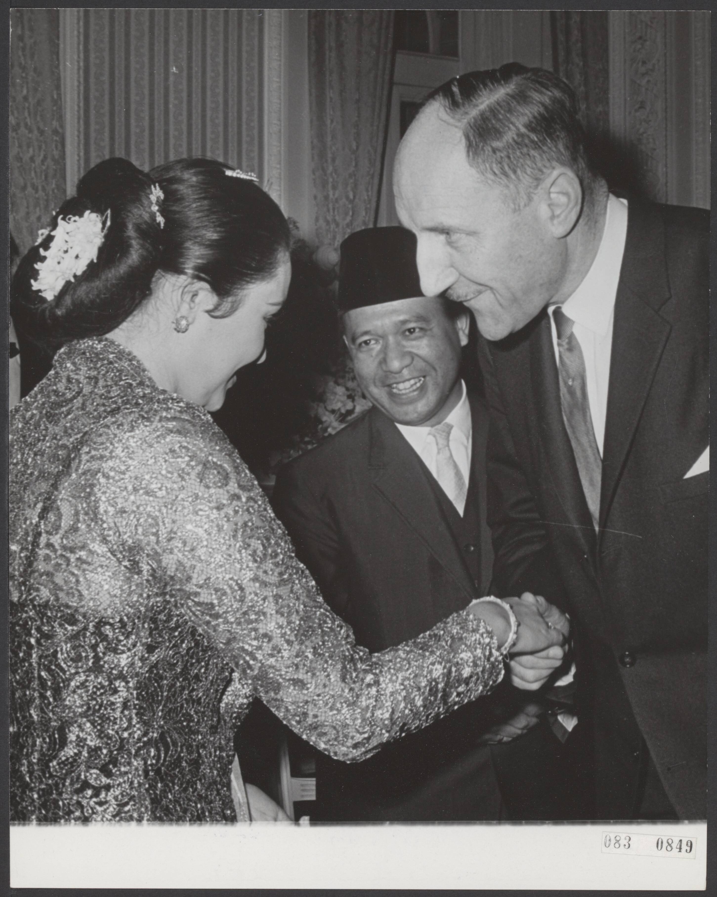 Fotocollectie Elsevier Binnenland — De Indonesische zaakgelastigde, Mohammed Sjarif, die in [de Indonesische ambassade] Bonn in het huwelijk trad met mej. Suminah Prajogo heeft ter gelegenheid hiervan en van zijn a.s. afscheid een receptie gehouden op Kasteel Oud Wassenaar. Onder de velen (bijna 1500!!) die hen kwam feliciteren was ook minister Luns — Foto: Koch, Eric / Anefo. Licentie: Set B: Rechtenvrij / Publiek Domein. Bron: Nationaal Archief. http://hdl.handle.net/10648/ae1bbeb0-d0b4-102d-bcf8-003048976d84