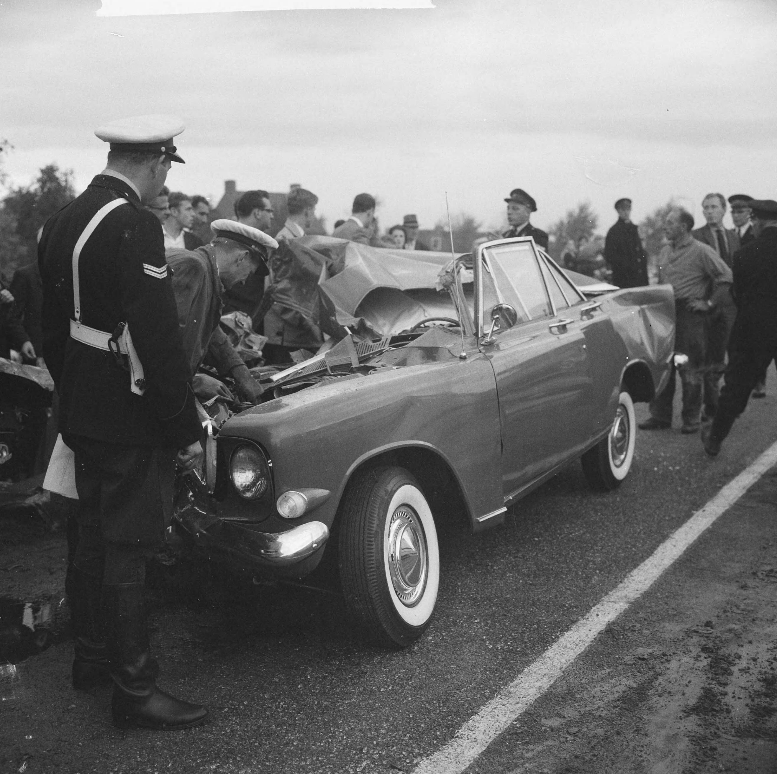Fotocollectie Anefo — Ernstig auto-ongeluk op Rijksweg Amsterdam-Utrecht — Foto: Koch, Eric / Anefo. Licentie: Set B: Rechtenvrij / Publiek Domein. Bron: Nationaal Archief. http://hdl.handle.net/10648/aa19d752-d0b4-102d-bcf8-003048976d84