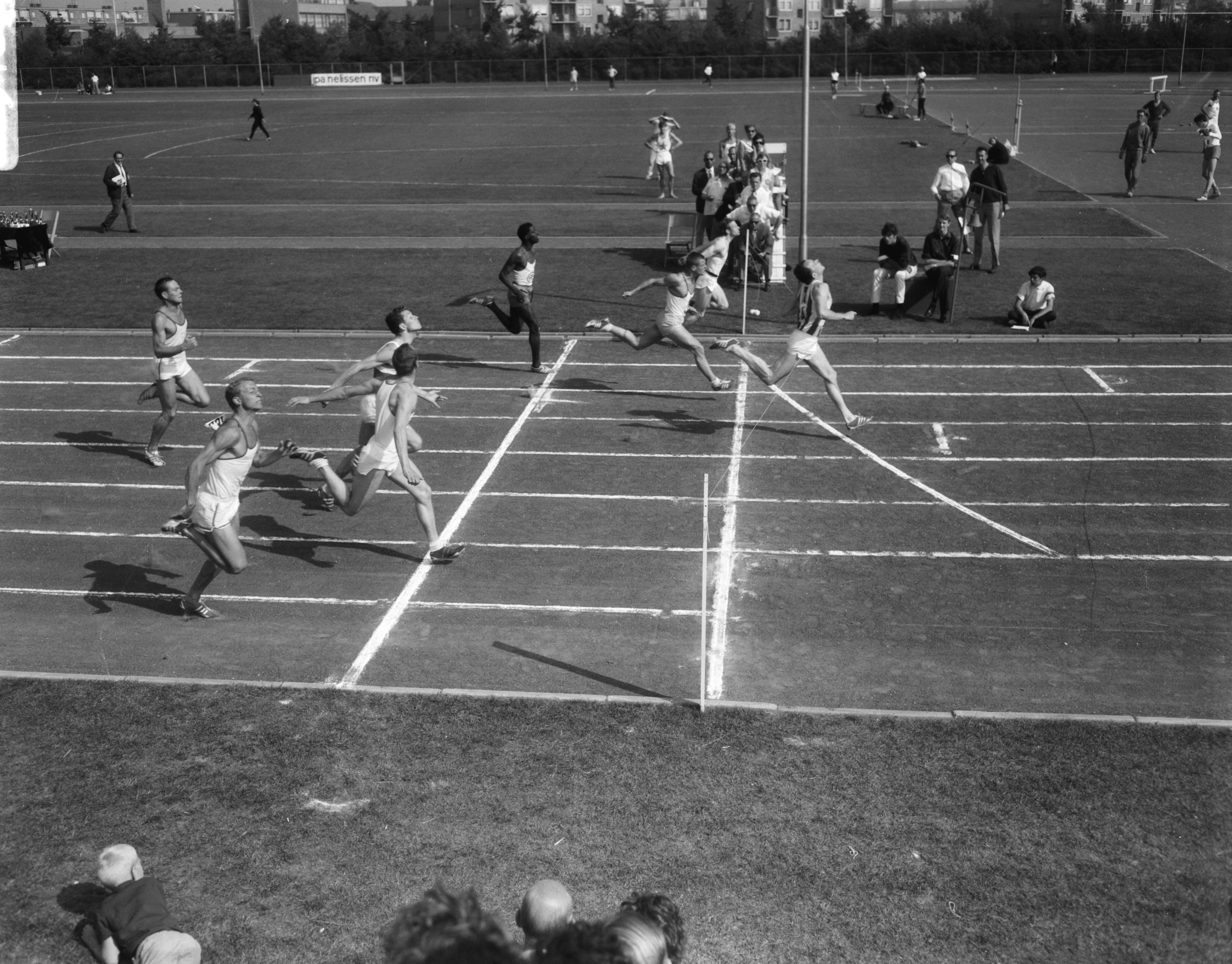 Fotocollectie Anefo — Nationale Atletiekwedstrijden te Haarlem, finish heren, 100 meter Heemskerk (1), Tamminga (2) en Blom (3) — Foto: Bilsen, Joop van / Anefo. Licentie: Set B: Rechtenvrij / Publiek Domein. Bron: Nationaal Archief. http://hdl.handle.net/10648/aaf73a52-d0b4-102d-bcf8-003048976d84