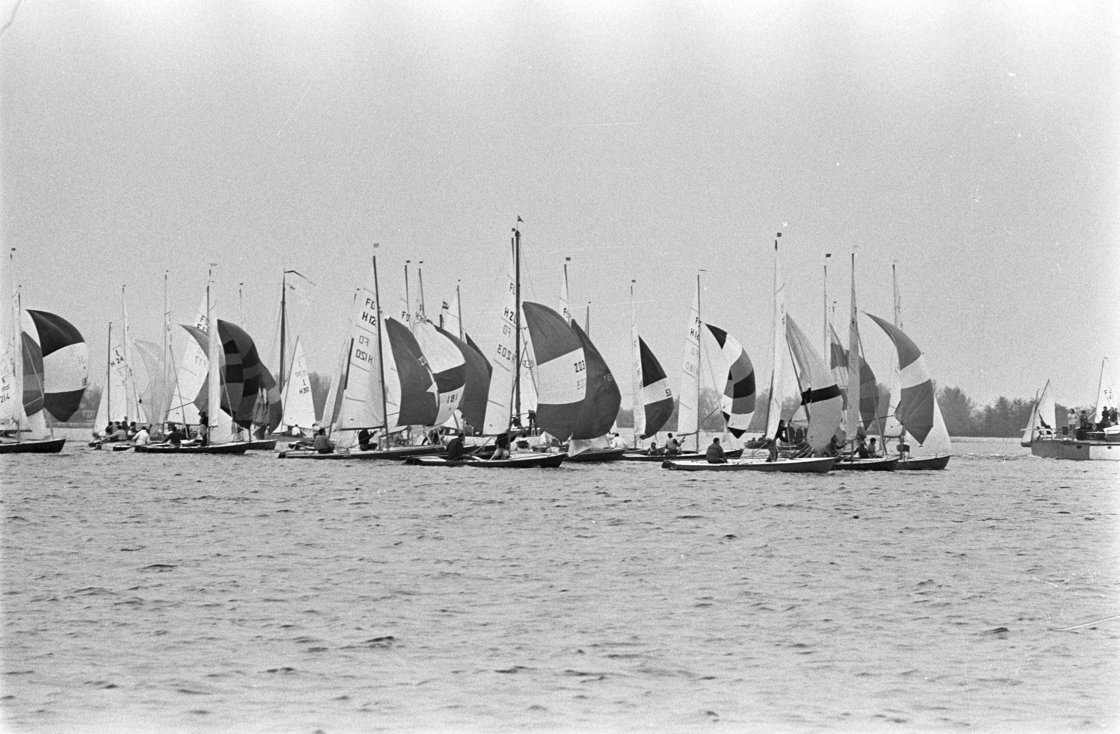 Fotocollectie Anefo — Internationale Flying Dutchman wedstrijden Loosdrecht — Foto: Kroon, Ron / Anefo. Licentie: Set B: Rechtenvrij / Publiek Domein. Bron: Nationaal Archief. http://hdl.handle.net/10648/aae48b78-d0b4-102d-bcf8-003048976d84