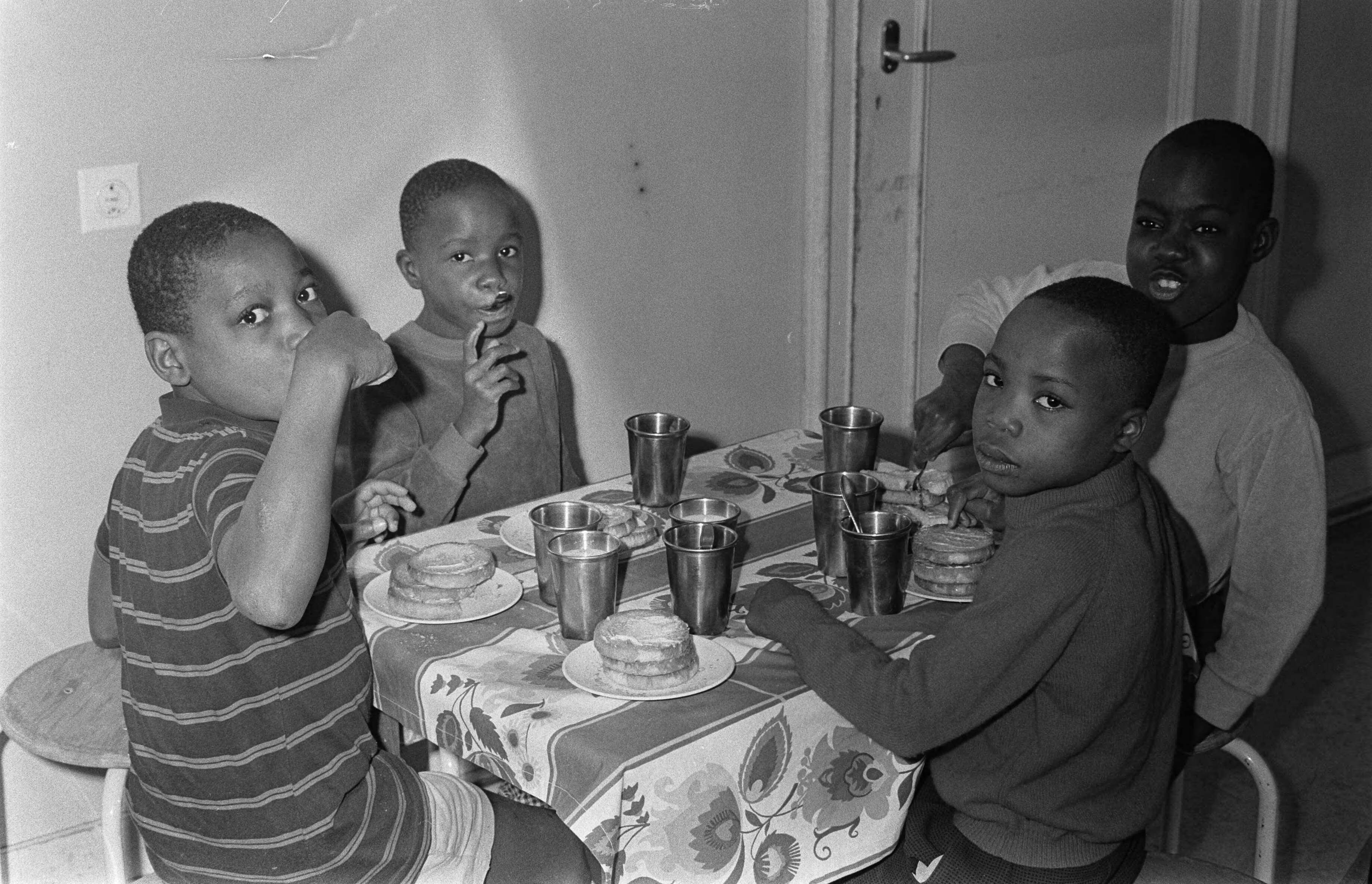 Fotocollectie Anefo — Opdracht Volkskrant Biafraanse kinderen in kliniek te Huizen — Foto: Verhoeff, Bert / Anefo. Licentie: Set B: Rechtenvrij / Publiek Domein. Bron: Nationaal Archief. http://hdl.handle.net/10648/ab667f84-d0b4-102d-bcf8-003048976d84