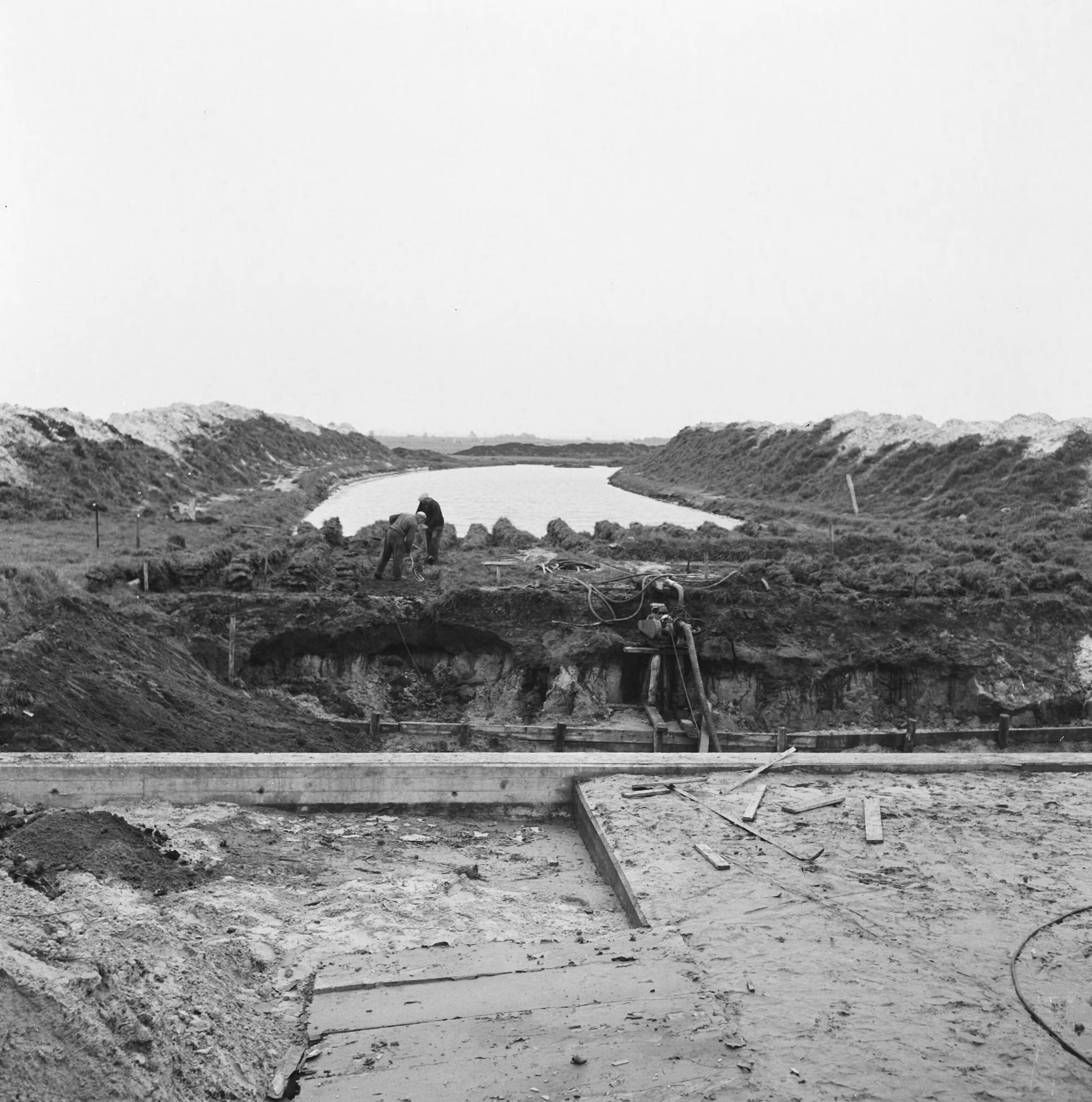 Fotocollectie Nederlandse Heidemaatschappij — Aanleg grote duiker met stuw in de Oostermoersevaart onder Zuidlaren — Foto: Eyssen, [...] / Heidemij. Licentie: Set B: Rechtenvrij / Publiek Domein. Bron: Nationaal Archief. http://hdl.handle.net/10648/ae5f024c-d0b4-102d-bcf8-003048976d84