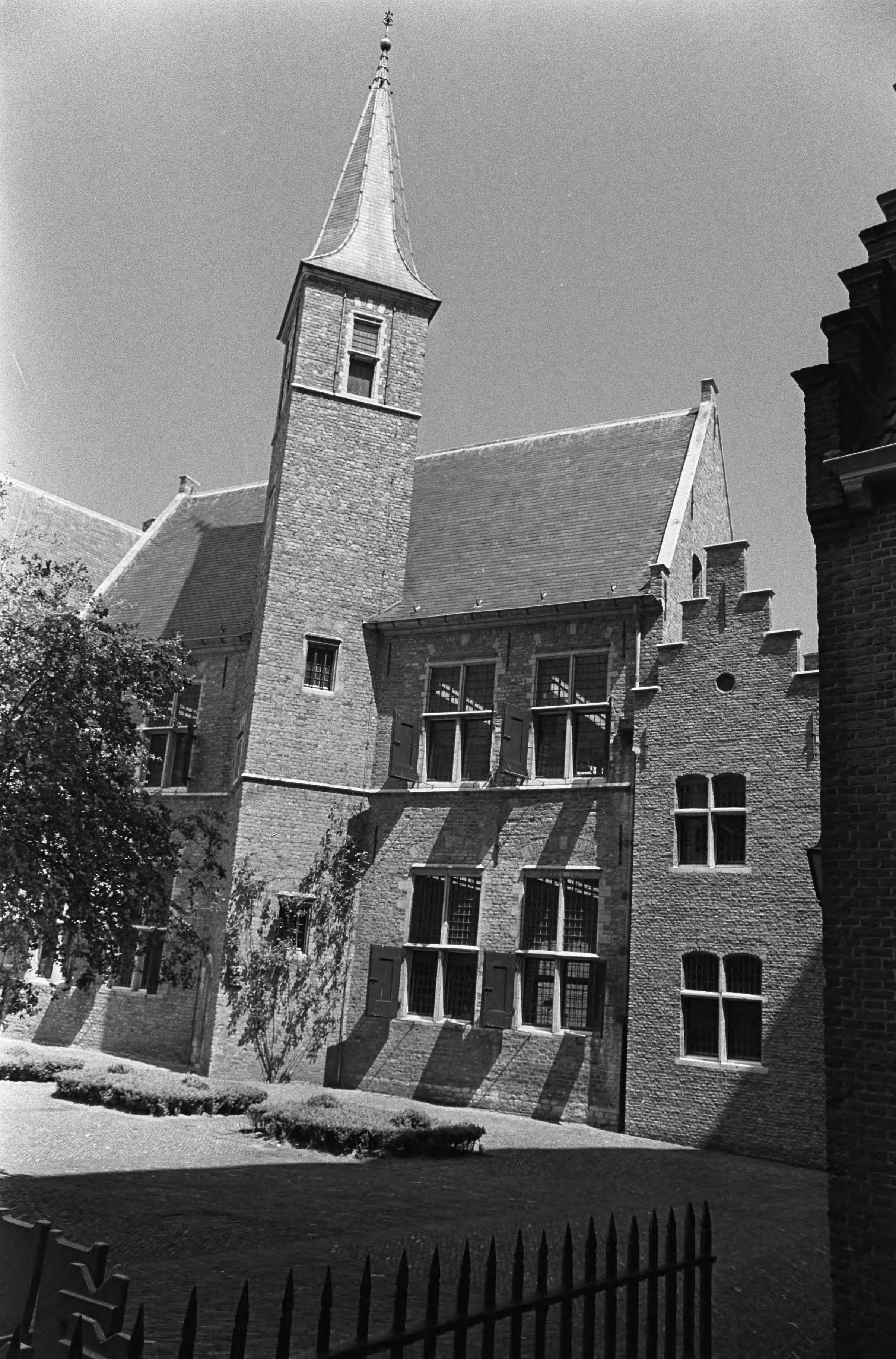 Viering van het 750-jarig bestaan van de stad Middelburg — Abdij van Middelburg — Foto: Fotograaf Onbekend / Anefo. Licentie: Set B: Rechtenvrij / Publiek Domein. Bron: Nationaal Archief. http://hdl.handle.net/10648/ab1ba2c0-d0b4-102d-bcf8-003048976d84