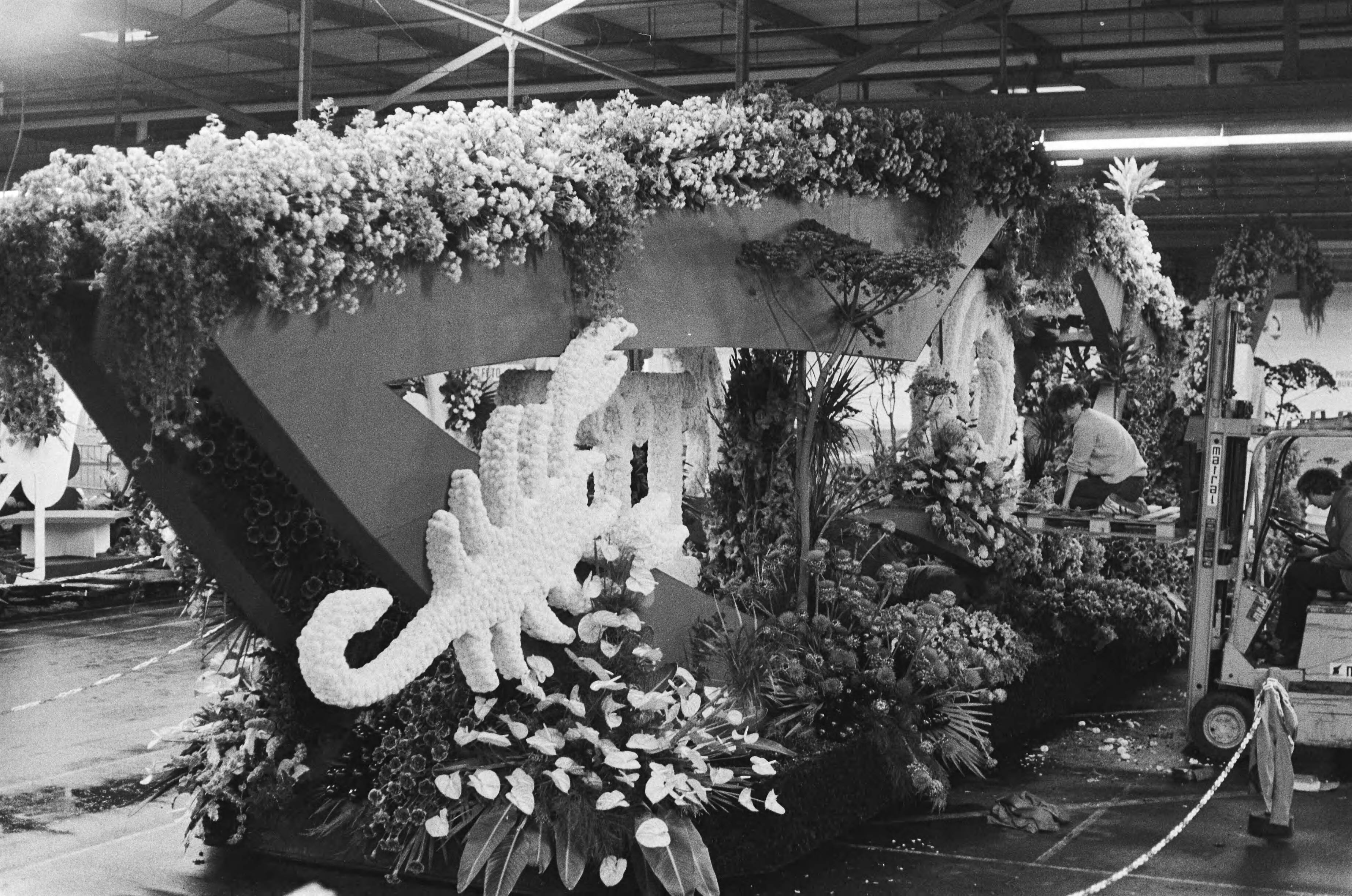 Voorbereiding bloemencorso — Laatste voorbereiding bloemencorso — Foto: Dijk, Hans van / Anefo. Licentie: Set B: Rechtenvrij / Publiek Domein. Bron: Nationaal Archief. http://hdl.handle.net/10648/ace713be-d0b4-102d-bcf8-003048976d84