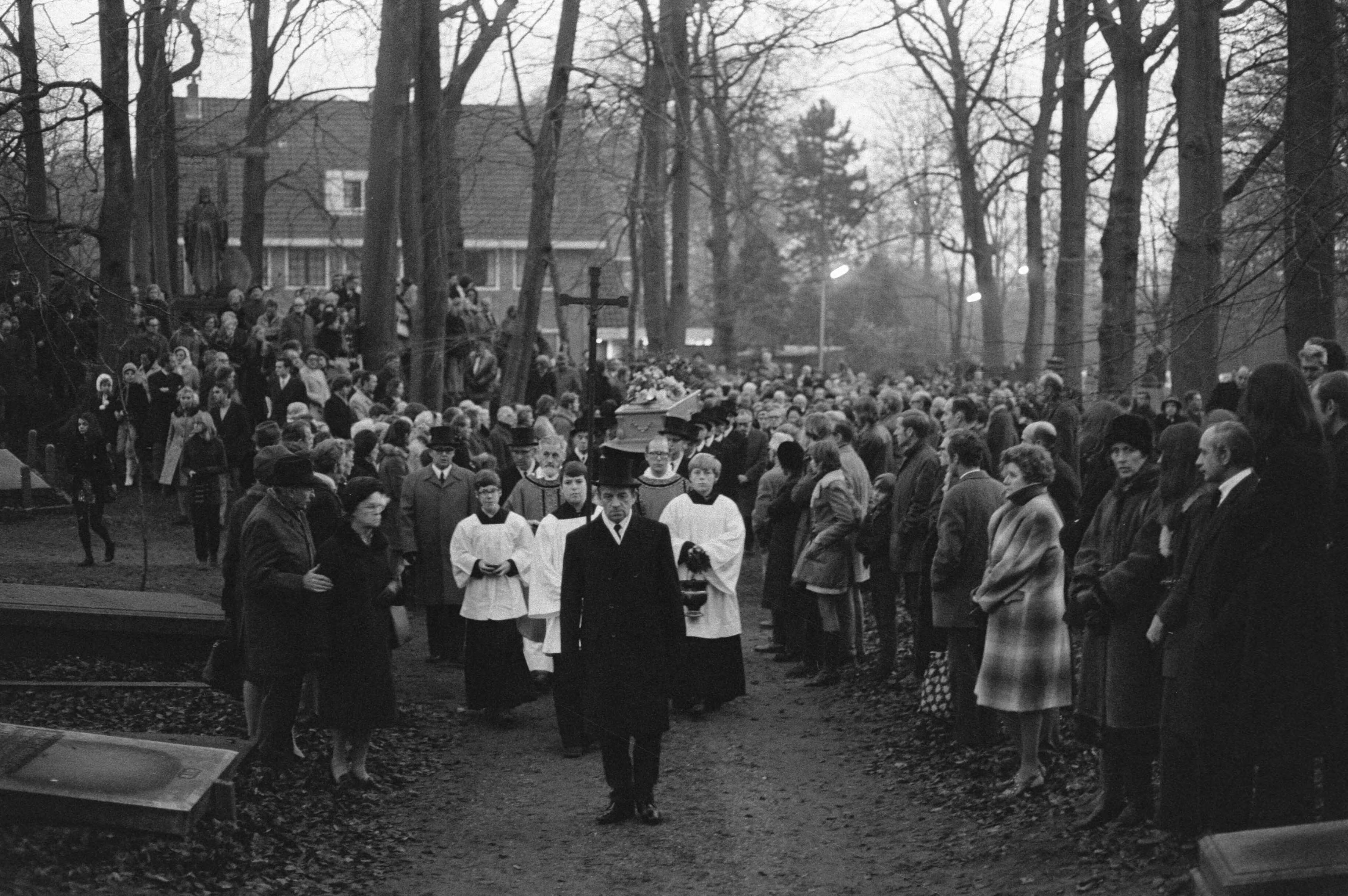 Fotocollectie Anefo — Begrafenis schrijver Godfried Bomans in Bloemendaal — Foto: Evers, Joost / Anefo. Licentie: Set B: Rechtenvrij / Publiek Domein. Bron: Nationaal Archief. http://hdl.handle.net/10648/abdc1488-d0b4-102d-bcf8-003048976d84