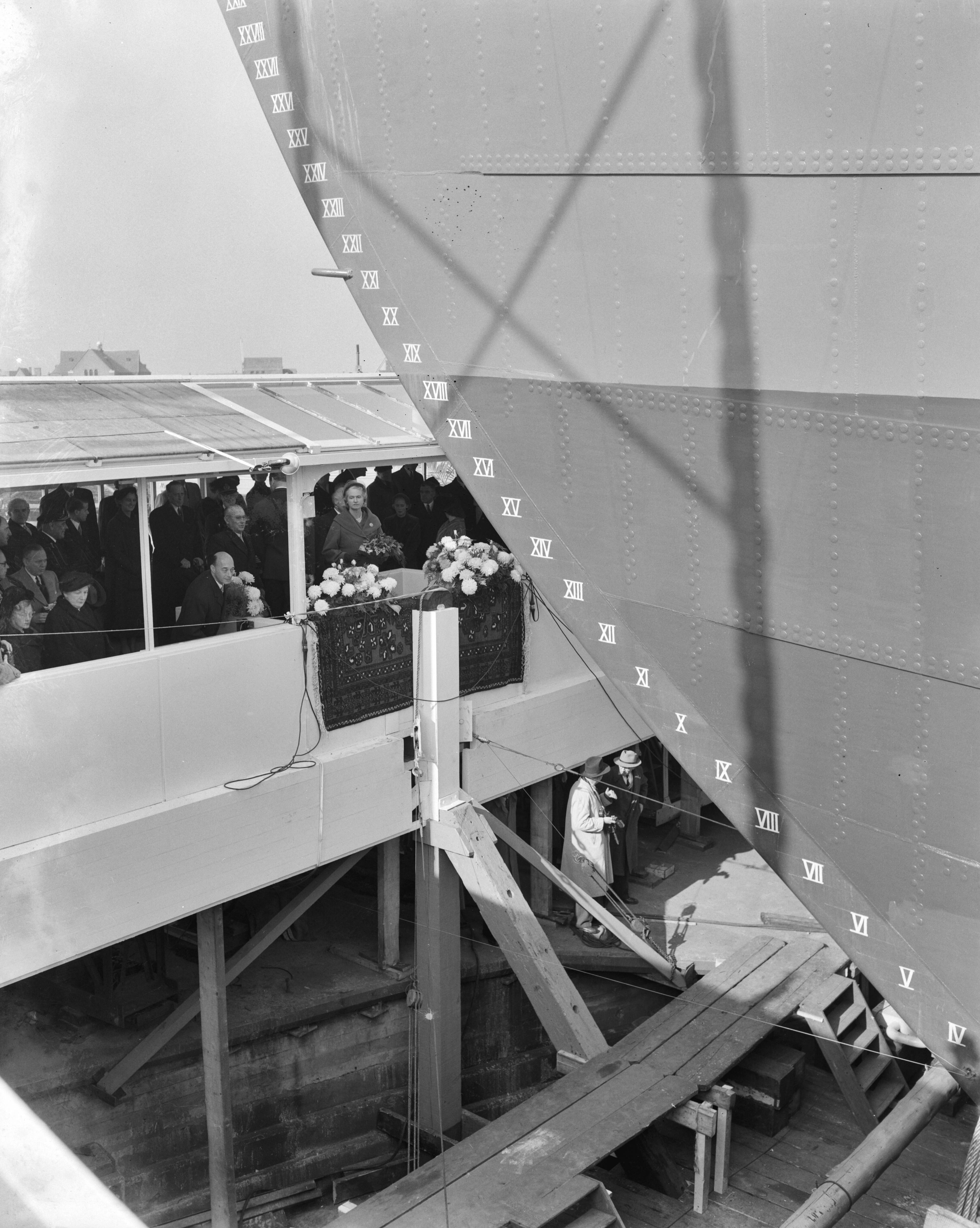 Tewaterlating Zweeds schip "Kungsholm" bij De Schelde te Vlissingen — Tewaterlating Zweeds schip "Kungsholm" bij De Schelde te Vlissingen. Prinses Sybilla van Zweden doopt het schip — Foto: Consenheim, Wim / Anefo. Licentie: Set B: Rechtenvrij / Publiek Domein. Bron: Nationaal Archief. http://hdl.handle.net/10648/a9015b60-d0b4-102d-bcf8-003048976d84