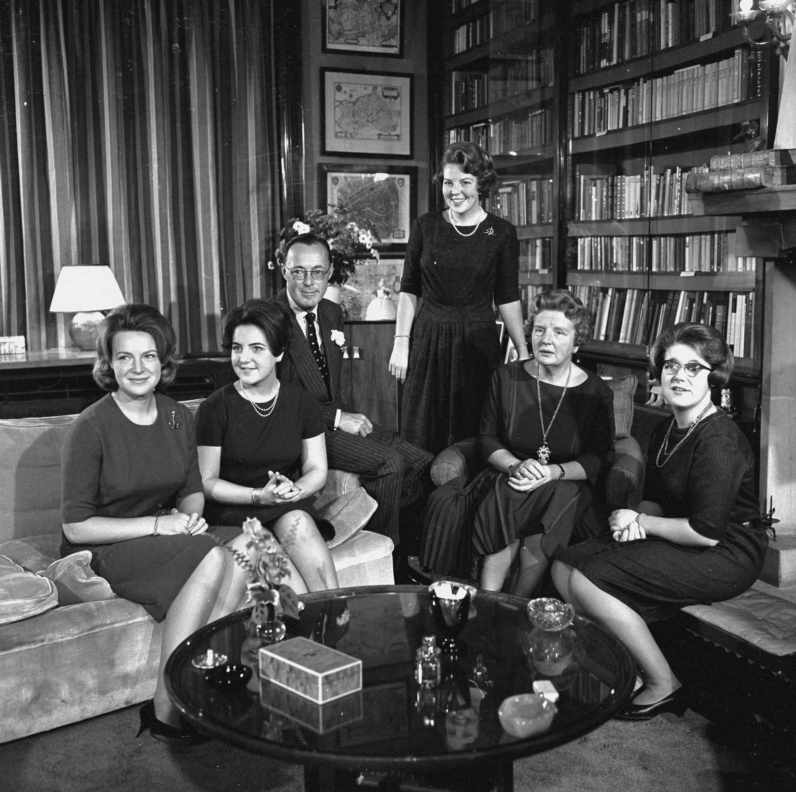 Fotocollectie RVD / Koninklijk Huis — Koningin Juliana en prins Bernhard met hun 4 dochters de prinsessen Beatrix, Margriet, Irene en Christina in de bibliotheek van paleis Soestdijk, zaterdag 30 november 1963 — Foto: Koot, Max / RVD. Licentie: Set B: Rechtenvrij / Publiek Domein. Bron: Nationaal Archief. http://hdl.handle.net/10648/afb4ab7e-d0b4-102d-bcf8-003048976d84