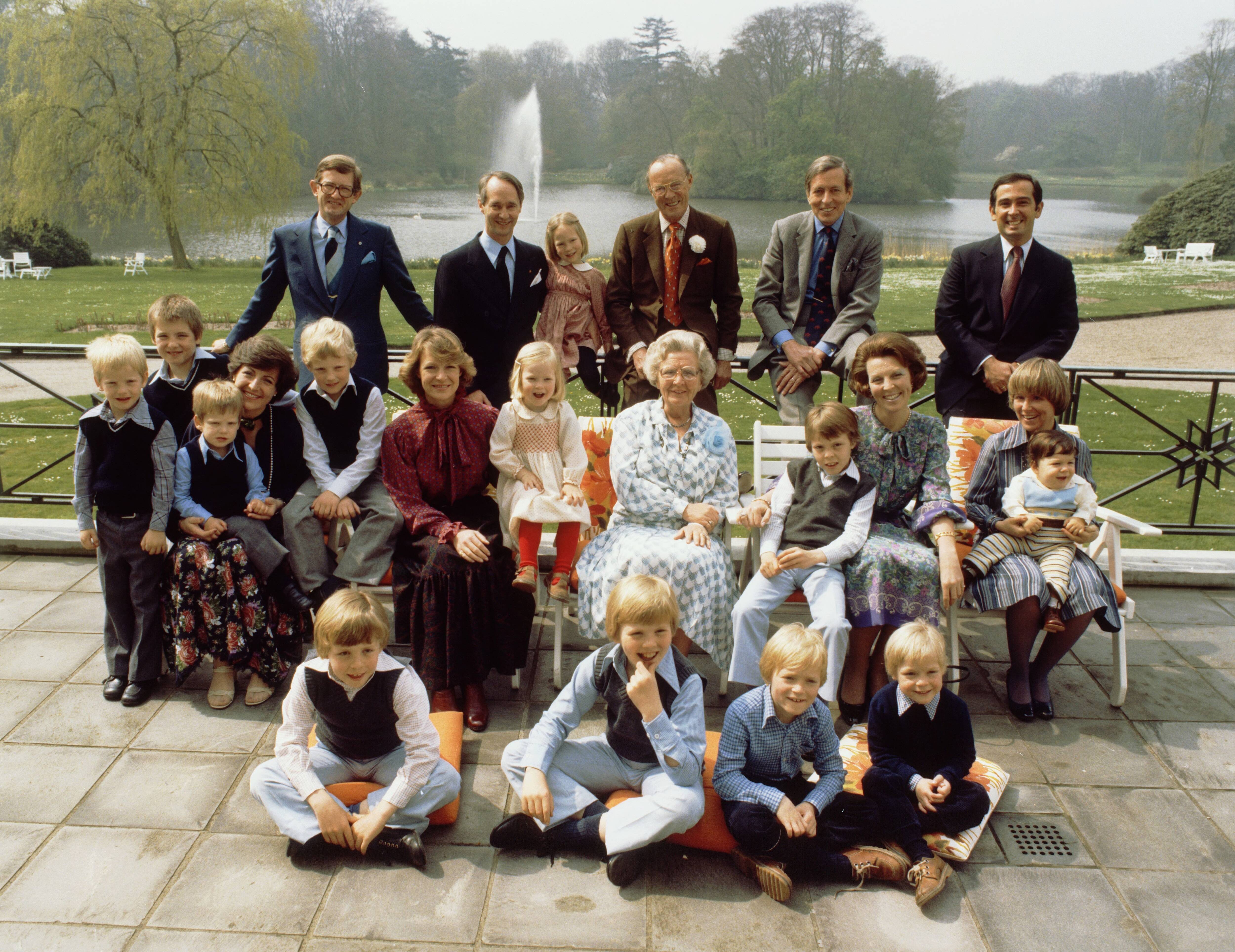 Fotocollectie RVD / Koninklijk Huis — De koninklijke familie in de tuin van Paleis Soestdijk Staand: mr. Pieter van Vollenhoven, Prins Carel Hugo, Prinses Margarita, Prins Bernhard, Prins Claus, Jorge Guillermo Midden: Prins Pieter-Christiaan, prins Maurits, prinses Margriet, prins Bernhard jr., prinses Irene, prinses Maria Carolina, koningin Juliana , prins Constantijn, prinses Beatrix, prinses Christina met Bernardo Guillermo Vooraan: de prinsen Johan Friso, Willem-Alexander, Carlos en Jaime — Foto: Koot, Max / RVD. Licentie: Set B: Rechtenvrij / Publiek Domein. Bron: Nationaal Archief. http://hdl.handle.net/10648/afabc158-d0b4-102d-bcf8-003048976d84