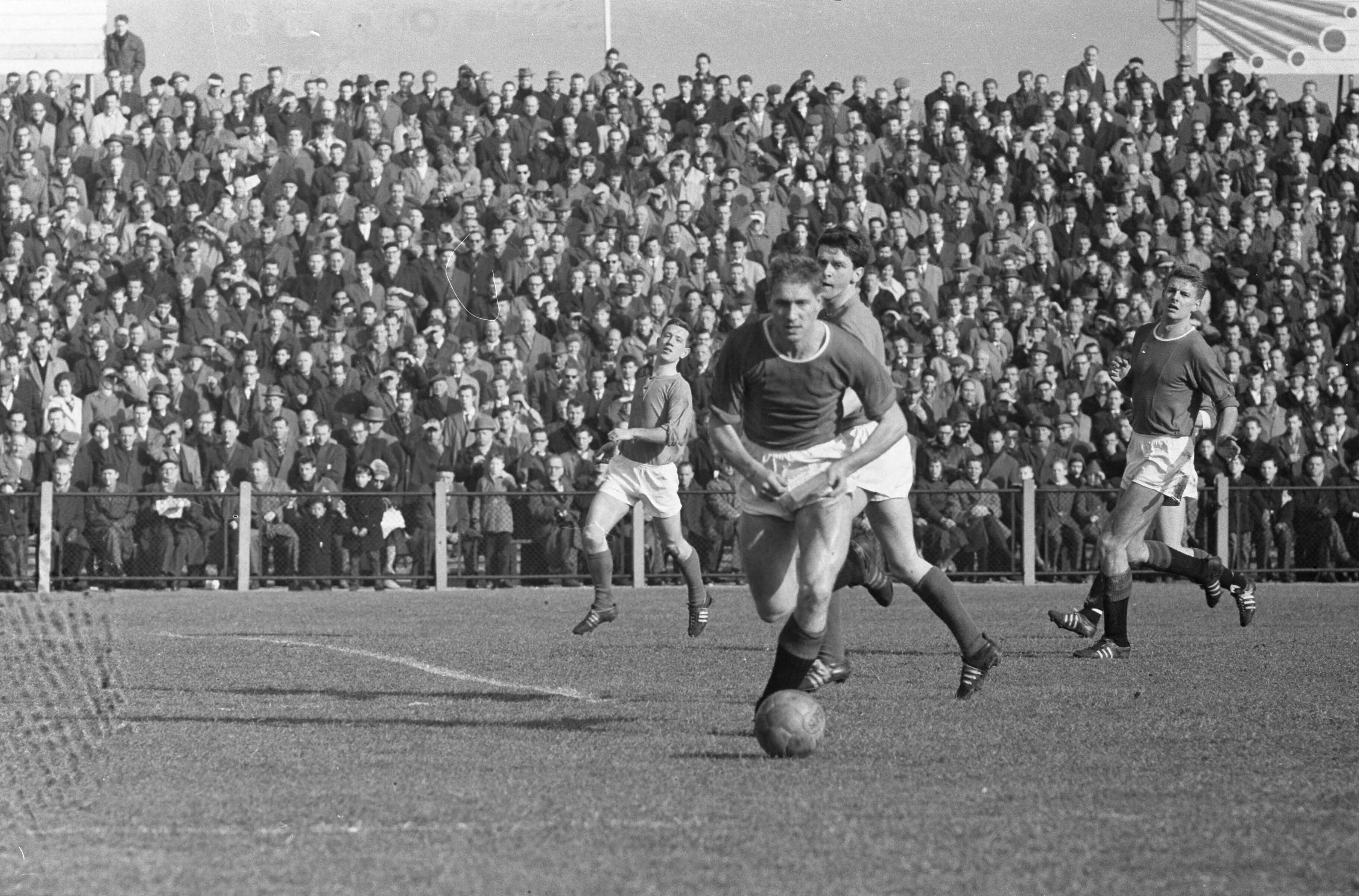 Fotocollectie Anefo — Voetbal. ADO tegen De Volewijckers 2-1. Spelmoment — Foto: Pot, Harry / Anefo. Licentie: Set B: Rechtenvrij / Publiek Domein. Bron: Nationaal Archief. http://hdl.handle.net/10648/a9f93984-d0b4-102d-bcf8-003048976d84