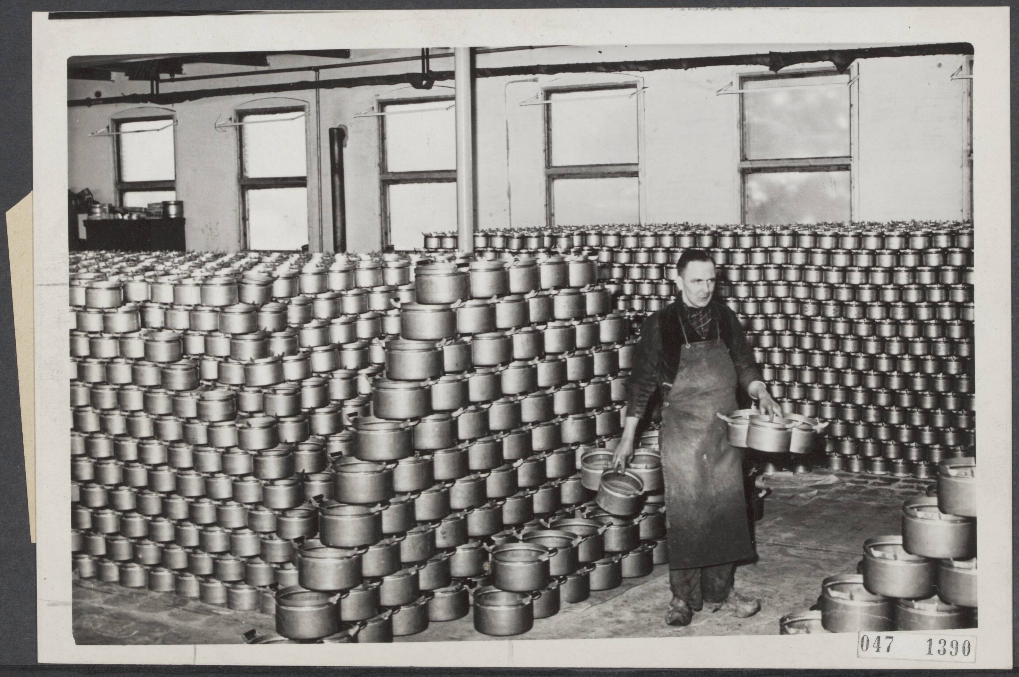 Fotocollectie Elsevier Binnenland — In Krommenie wordt in een van de blikfabrieken op grote schaal gewerkt aan de vervaardiging van aluminium pannen, welke tegen zeer lage prijs in de handel zullen worden gebracht. In de expeditie staan 60.000 pannen gereed om afgeleverd te worden — Foto: ANP / RVD of rechtenvrij. Licentie: Set B: Rechtenvrij / Publiek Domein. Bron: Nationaal Archief. http://hdl.handle.net/10648/ae00cee8-d0b4-102d-bcf8-003048976d84