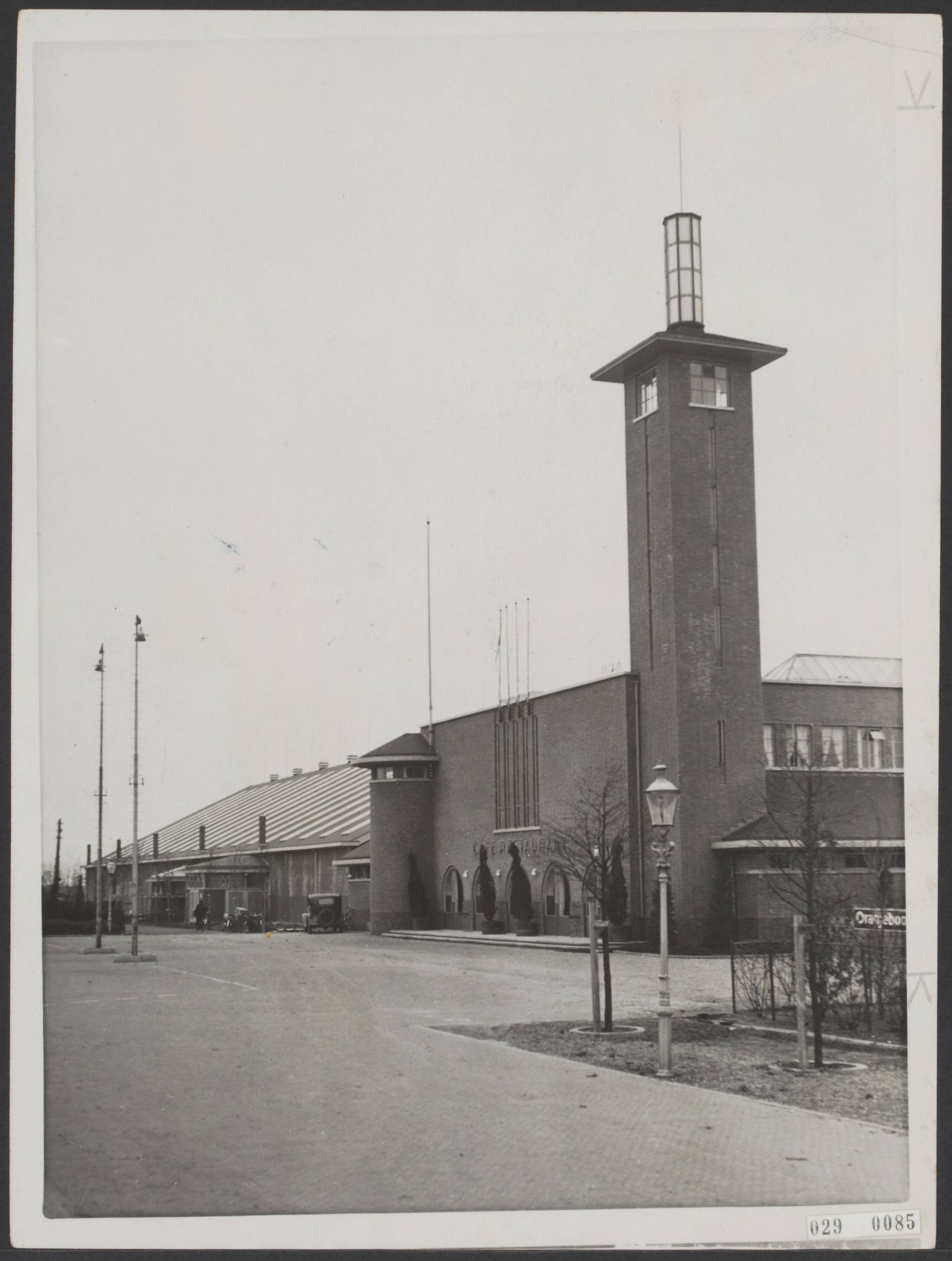 Fotocollectie Elsevier Binnenland — Bijschrift "Het permanente tentoonstellingsgebouw dat achter Flora, ‘gebouw voor algemeene doeleinden’, is neergezet, nadert de voltooiing. Op 21 april zal het gebouw aan zijn eerste tentoonstelling onderdak bieden.' — Foto: N.V. Polygoon. Licentie: Set B: Rechtenvrij / Publiek Domein. Bron: Nationaal Archief. http://hdl.handle.net/10648/ade0e36c-d0b4-102d-bcf8-003048976d84