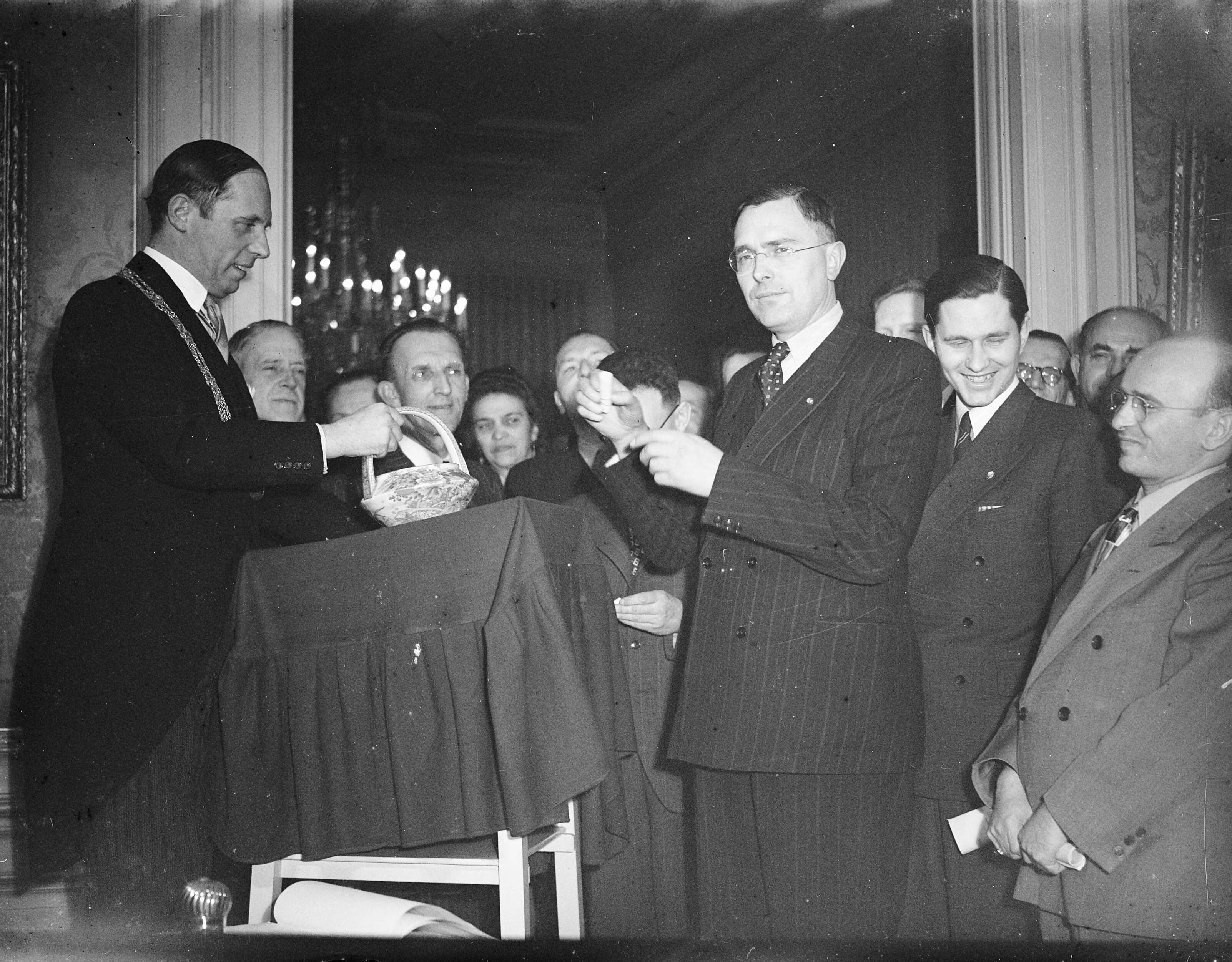 Fotocollectie Anefo — Loting Wereldkampioenschap schaken te Den Haag — Foto: Noske, J.D. / Anefo. Licentie: Set B: Rechtenvrij / Publiek Domein. Bron: Nationaal Archief. http://hdl.handle.net/10648/ad7a922e-d0b4-102d-bcf8-003048976d84