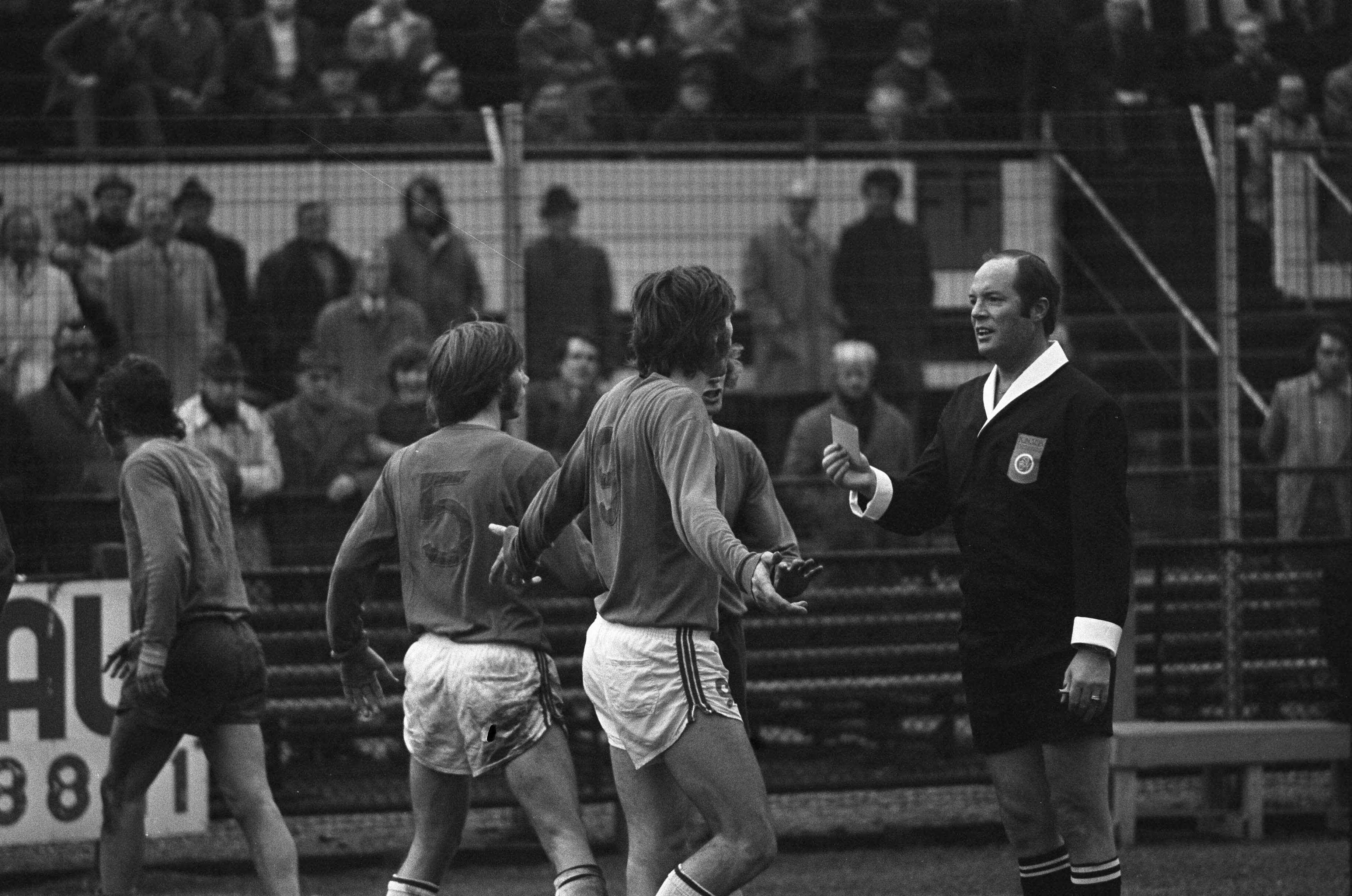 Fotocollectie Anefo — Den Haag tegen MVV 1-1, nummer 21 scheidsrechter Vervoor toont gele kaart — Foto: Mieremet, Rob / Anefo. Licentie: Set B: Rechtenvrij / Publiek Domein. Bron: Nationaal Archief. http://hdl.handle.net/10648/ac22daf8-d0b4-102d-bcf8-003048976d84