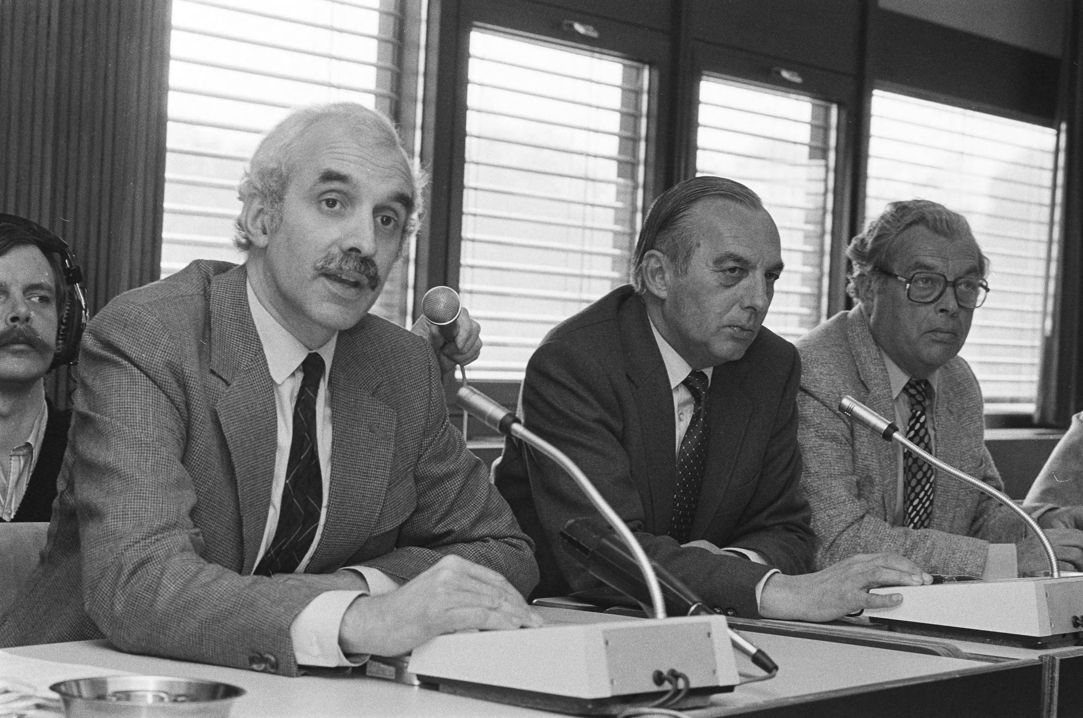 Fotocollectie Anefo — Persconferentie NOS voorzitter Jurgens i.v.m. film documentaire "De dood van een Prinses"; Vlnr. NOS-voorzitter Jurgens, programma-commissaris Jan de Troye en hoofd dienst televisie, Carel Enkelaar — Foto: Suyk, Koen / Anefo. Licentie: Set B: Rechtenvrij / Publiek Domein. Bron: Nationaal Archief. http://hdl.handle.net/10648/acde1534-d0b4-102d-bcf8-003048976d84