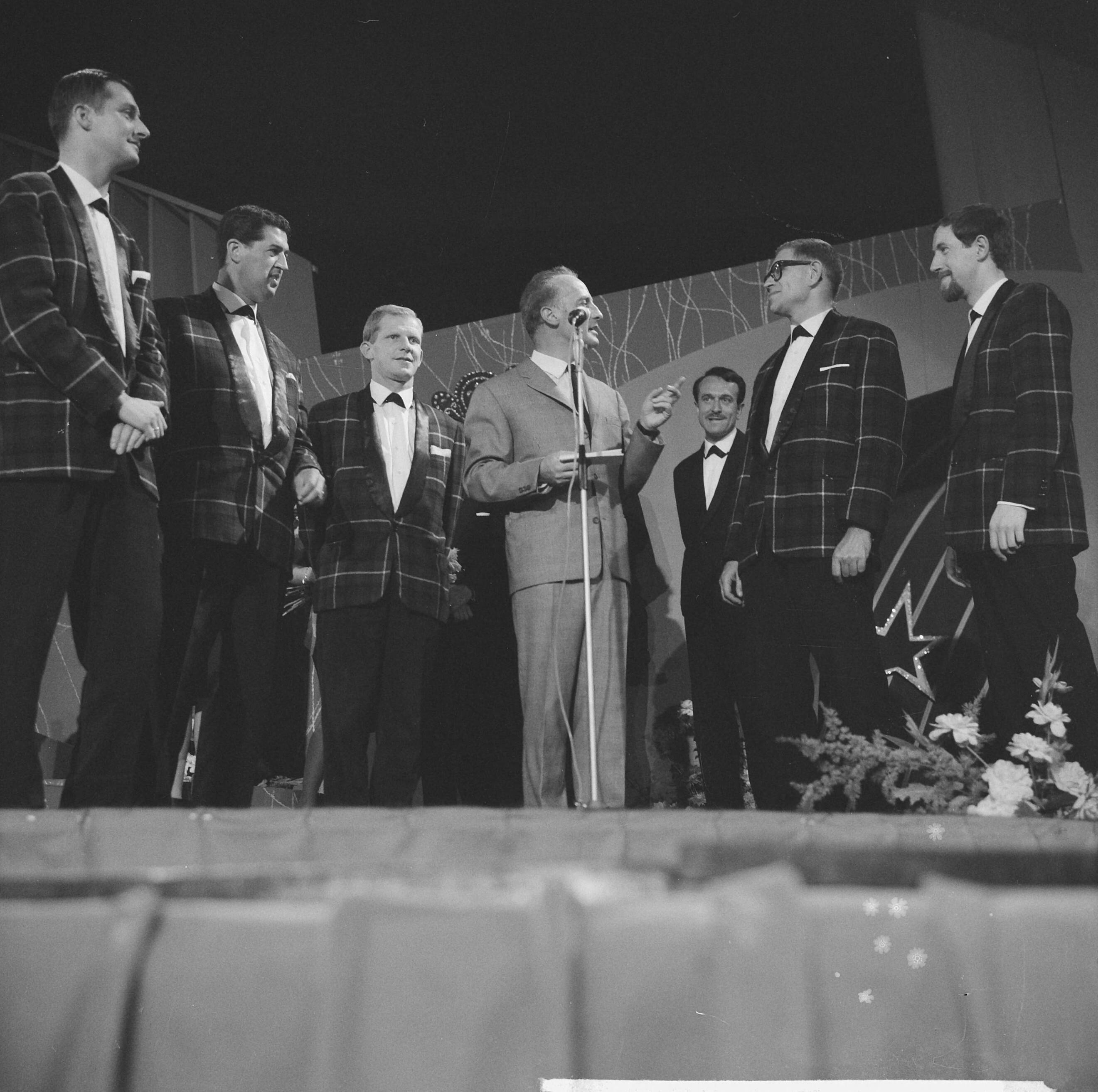 Grand Gala du Disque 1962 — Grand Gala du Disque. Wim Sonneveld met de Diamond Five, met 2e van rechts Cees Slinger — Foto: Koch, Eric / Anefo. Licentie: Set B: Rechtenvrij / Publiek Domein. Bron: Nationaal Archief. http://hdl.handle.net/10648/aa19607e-d0b4-102d-bcf8-003048976d84