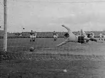 Fotocollectie Anefo — ADO tegen Ajax 2-1. Spelmoment, Henk Groot (Ajax) schiet strafschop in — Foto: Rossem, Wim van / Anefo. Licentie: Set B: Rechtenvrij / Publiek Domein. Bron: Nationaal Archief. http://hdl.handle.net/10648/a9ad993e-d0b4-102d-bcf8-003048976d84