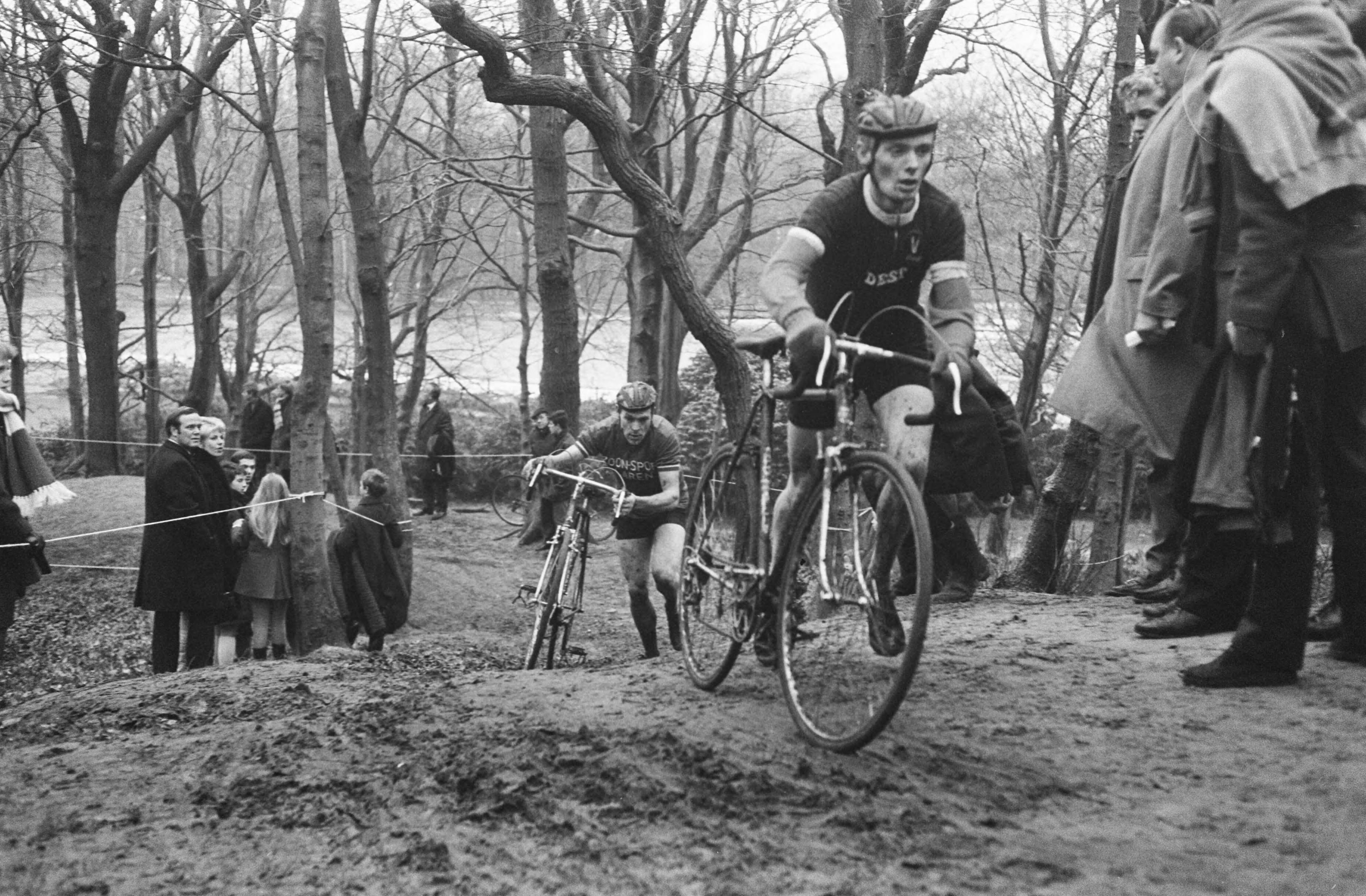 Fotocollectie Anefo — Cycle-cross "Katerkoers 1969" Cor Rutgers, de latere winnaar, in achtervolging — Foto: Koch, Eric / Anefo. Licentie: Set B: Rechtenvrij / Publiek Domein. Bron: Nationaal Archief. http://hdl.handle.net/10648/ab59c2c6-d0b4-102d-bcf8-003048976d84