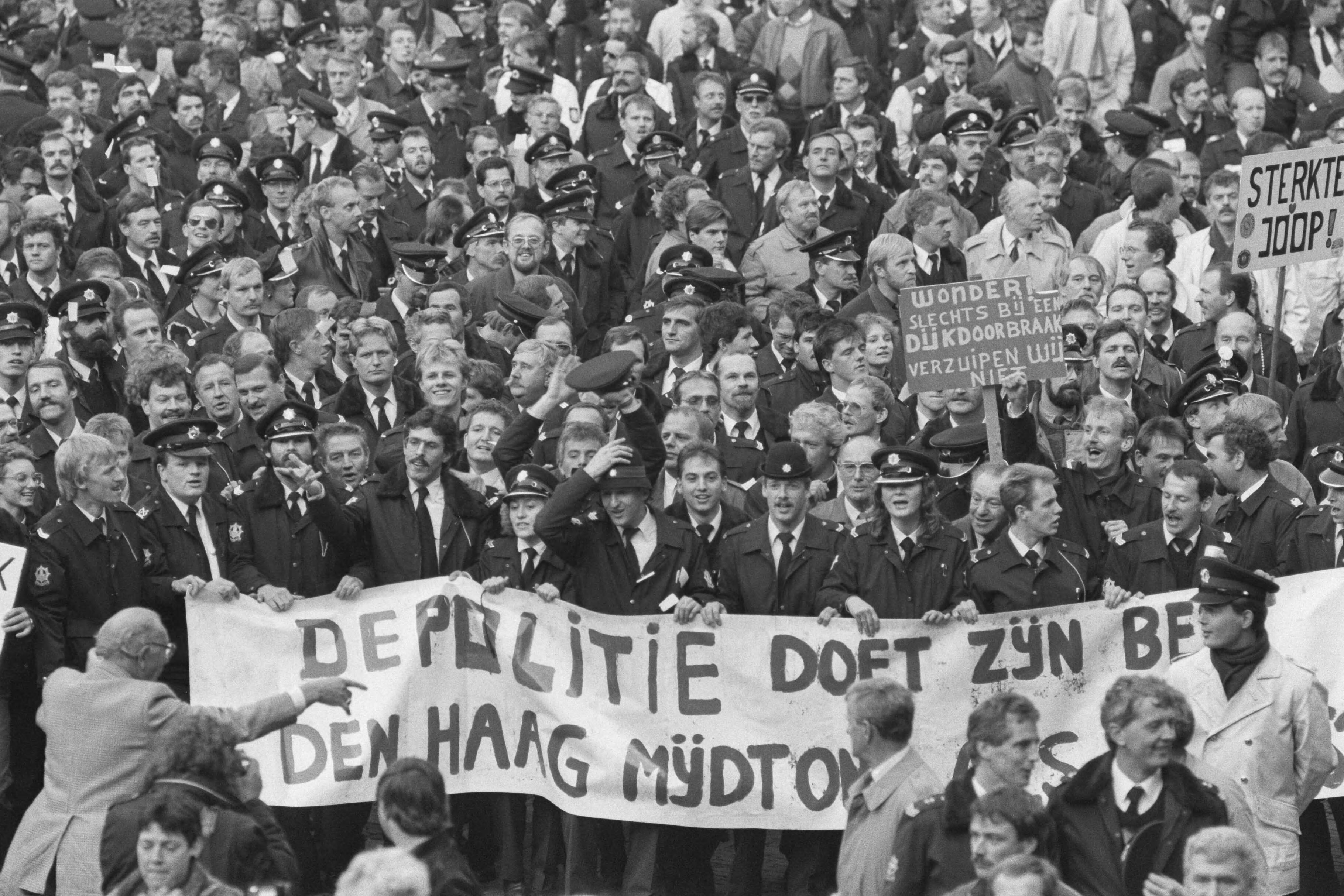 Fotocollectie Anefo — Politie demonstreert in Den Haag tegen bezuinigingen; overzichten met veel petten — Foto: Croes, Rob C. / Anefo. Licentie: Set B: Rechtenvrij / Publiek Domein. Bron: Nationaal Archief. http://hdl.handle.net/10648/ad657664-d0b4-102d-bcf8-003048976d84
