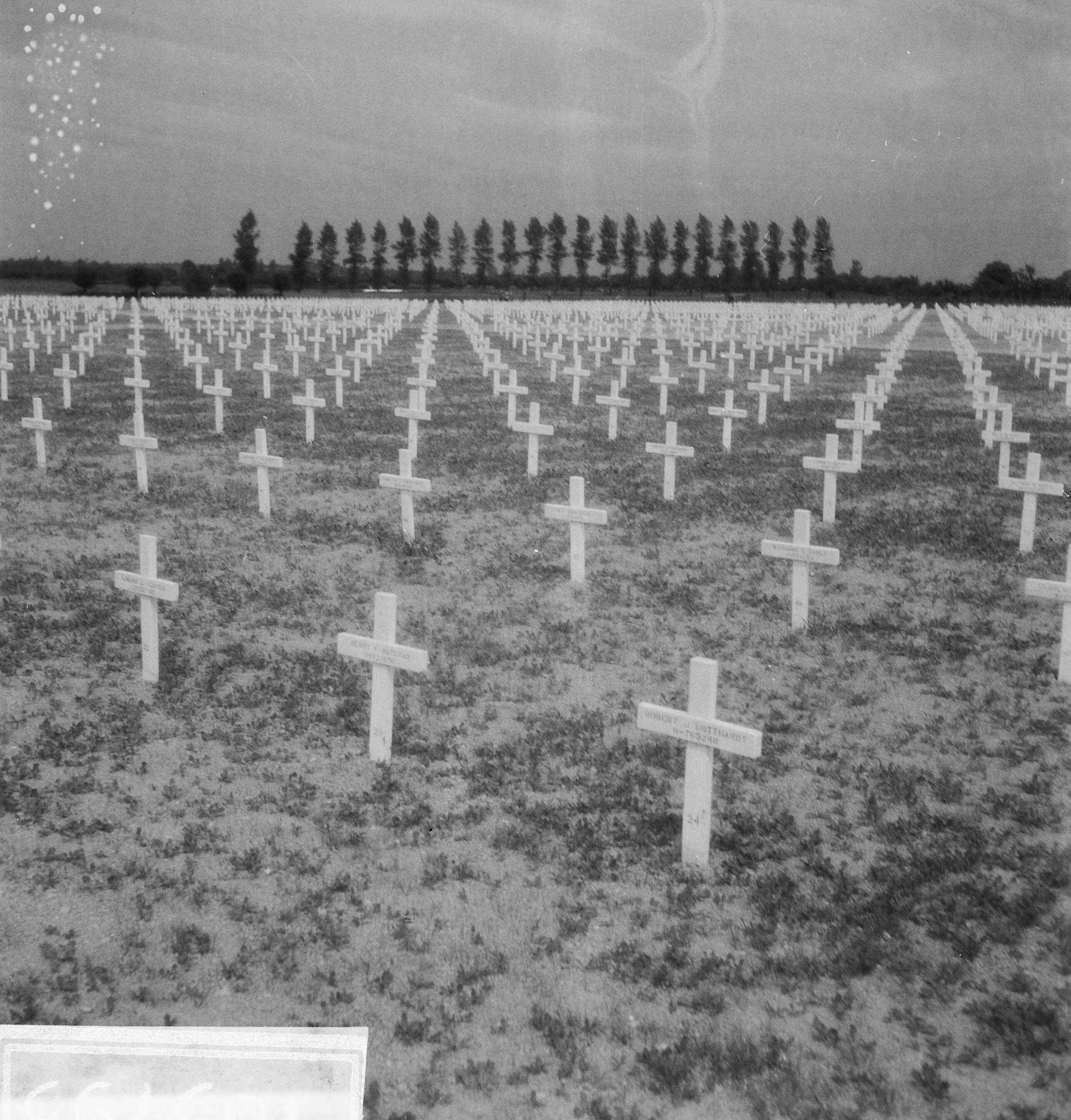 Fotocollectie Anefo — Amerikaanse militaire begraafplaats te Margraten — Foto: Fotograaf Onbekend / Anefo. Licentie: Set B: Rechtenvrij / Publiek Domein. Bron: Nationaal Archief. http://hdl.handle.net/10648/aaca87b4-d0b4-102d-bcf8-003048976d84