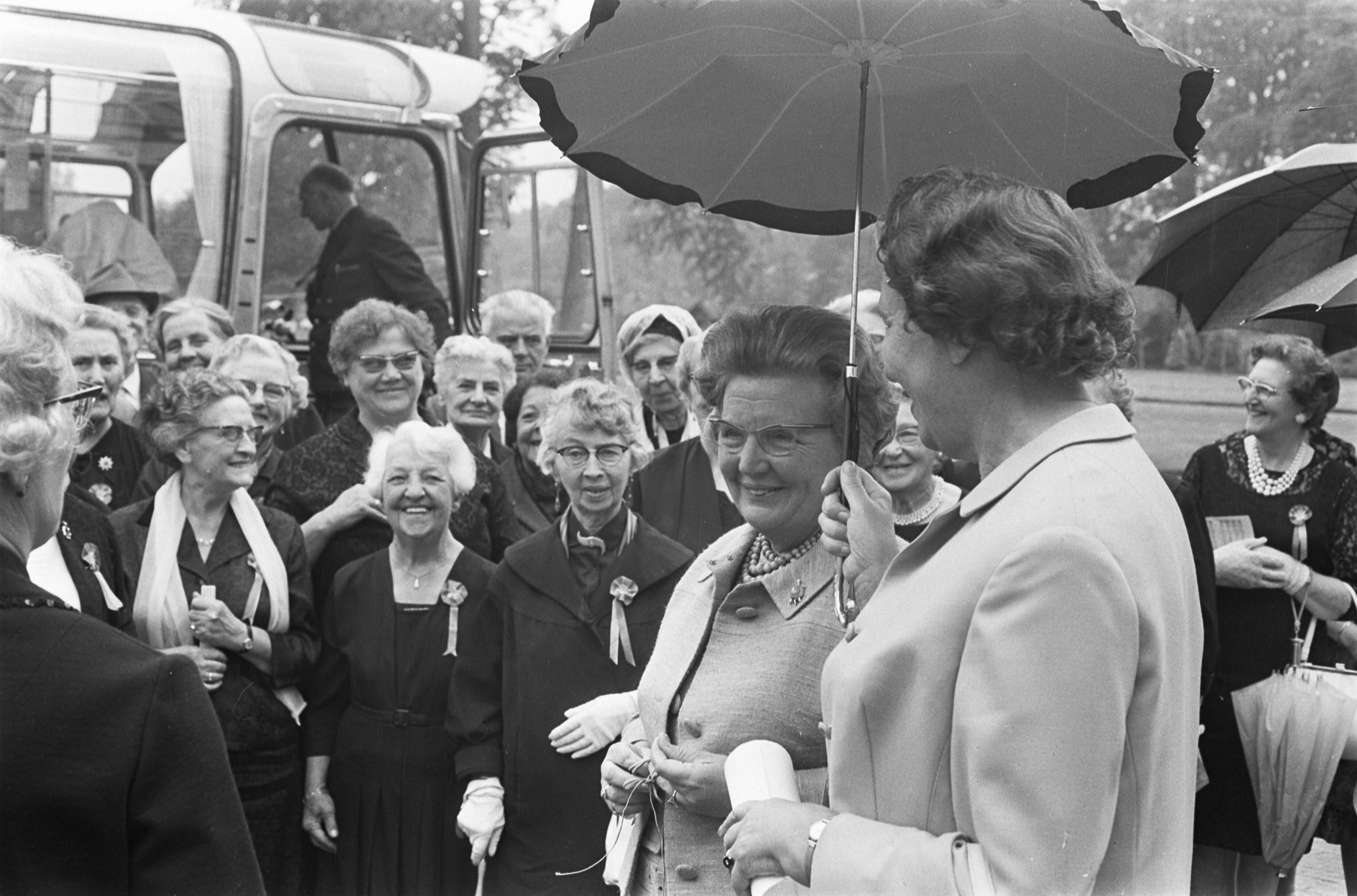 Fotocollectie Anefo — Bejaardendefile Soestdijk. koningin Juliana in gesprek met enige bejaarden uit Den Haag — Foto: Kroon, Ron / Anefo. Licentie: Set B: Rechtenvrij / Publiek Domein. Bron: Nationaal Archief. http://hdl.handle.net/10648/ab4446ee-d0b4-102d-bcf8-003048976d84