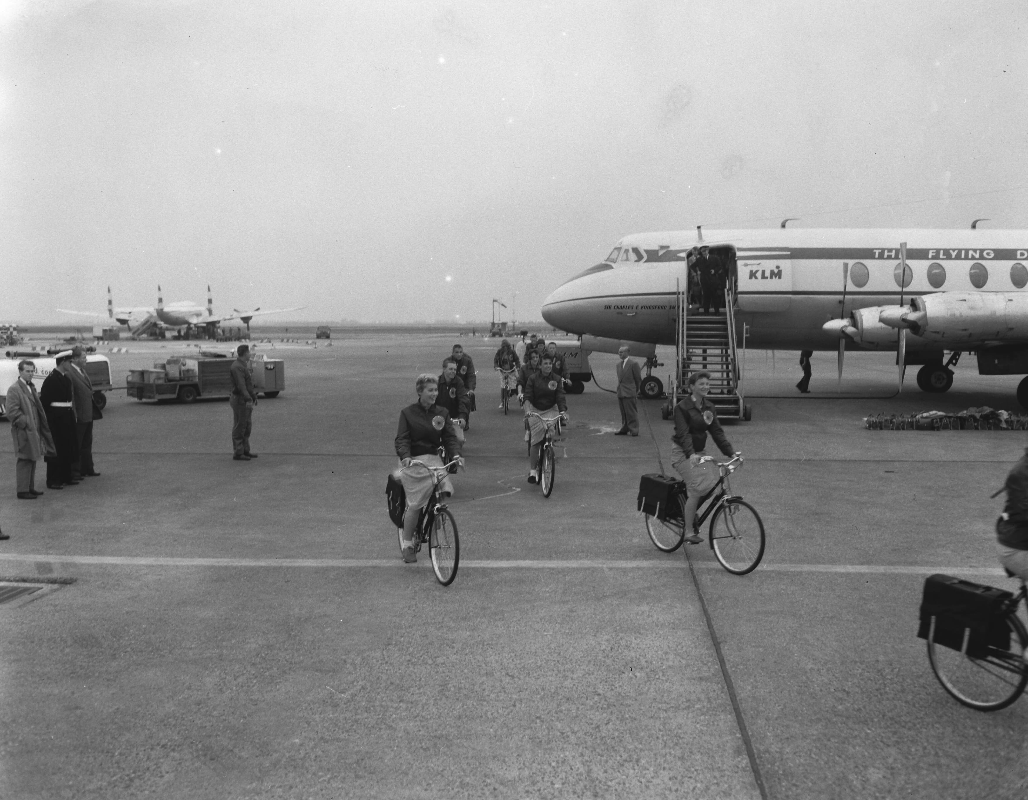 Fotocollectie Anefo — Aankomst op Schiphol van een groep Amerikanen van de sportclub "Venture Tours" uit Notting Hills (of Beverly Hills), die een fietstocht door Europa gaan maken — Foto: Bilsen, Joop van / Anefo. Licentie: Set B: Rechtenvrij / Publiek Domein. Bron: Nationaal Archief. http://hdl.handle.net/10648/a997b04c-d0b4-102d-bcf8-003048976d84