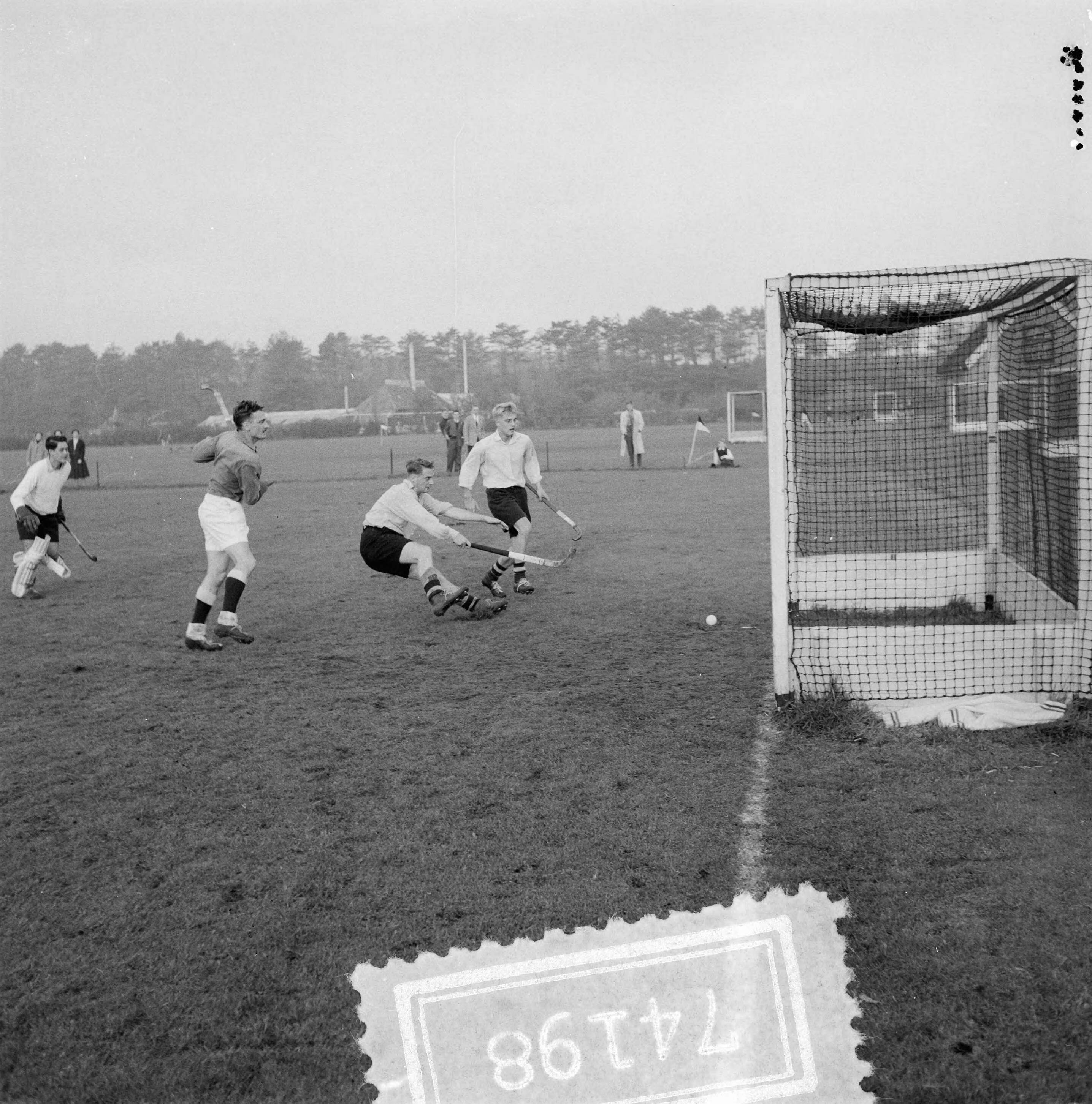 Fotocollectie Anefo — Hockey. Togo tegen Laren 1-2. Spelmoment — Foto: Behrens, Herbert F. / Anefo. Licentie: Set B: Rechtenvrij / Publiek Domein. Bron: Nationaal Archief. http://hdl.handle.net/10648/a93e4d40-d0b4-102d-bcf8-003048976d84
